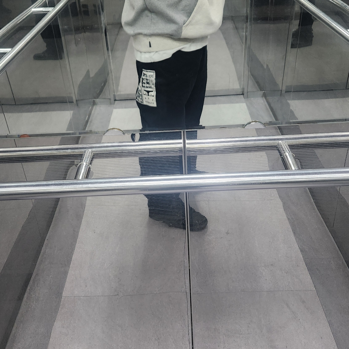 IAB Studio x Obey Poster Carpenter Pants Anthracite, Jordan 1 x Travis Scott Retro Low OG SP Black Phantom 착용 스타일