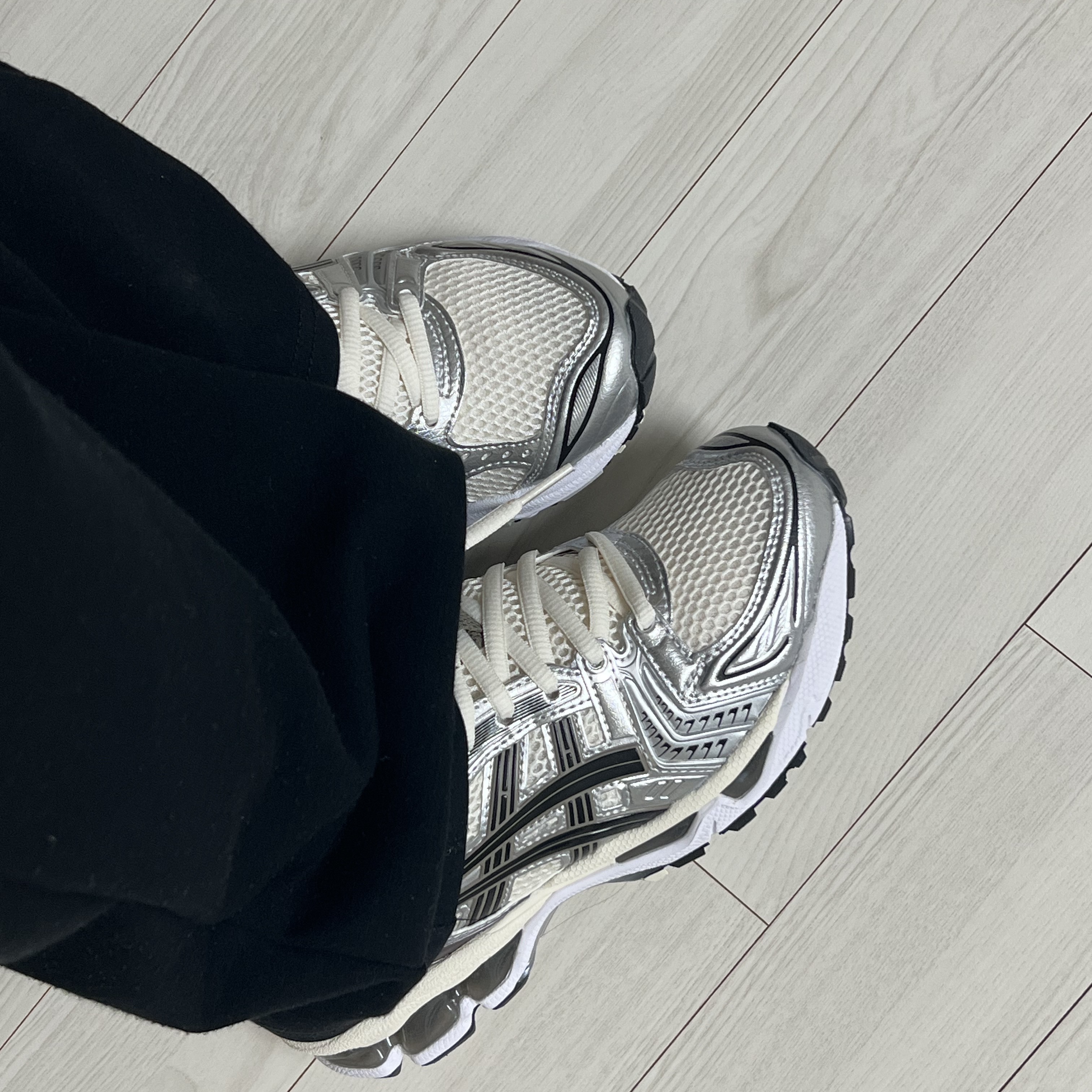 Asics Gel-Kayano 14 Cream Black 착용 스타일 - 2