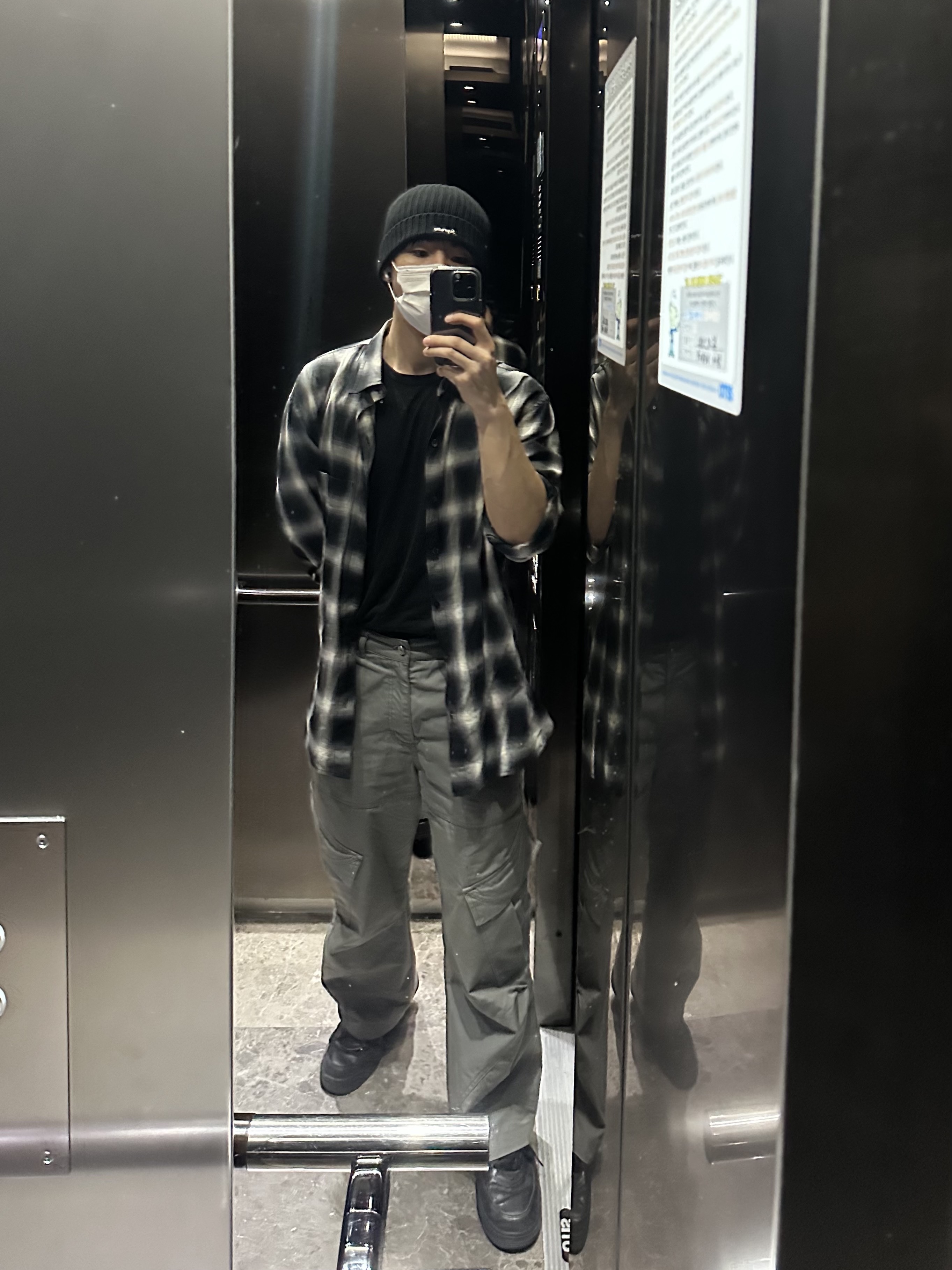 Supreme Overdyed Beanie Black 착용 스타일 - 1
