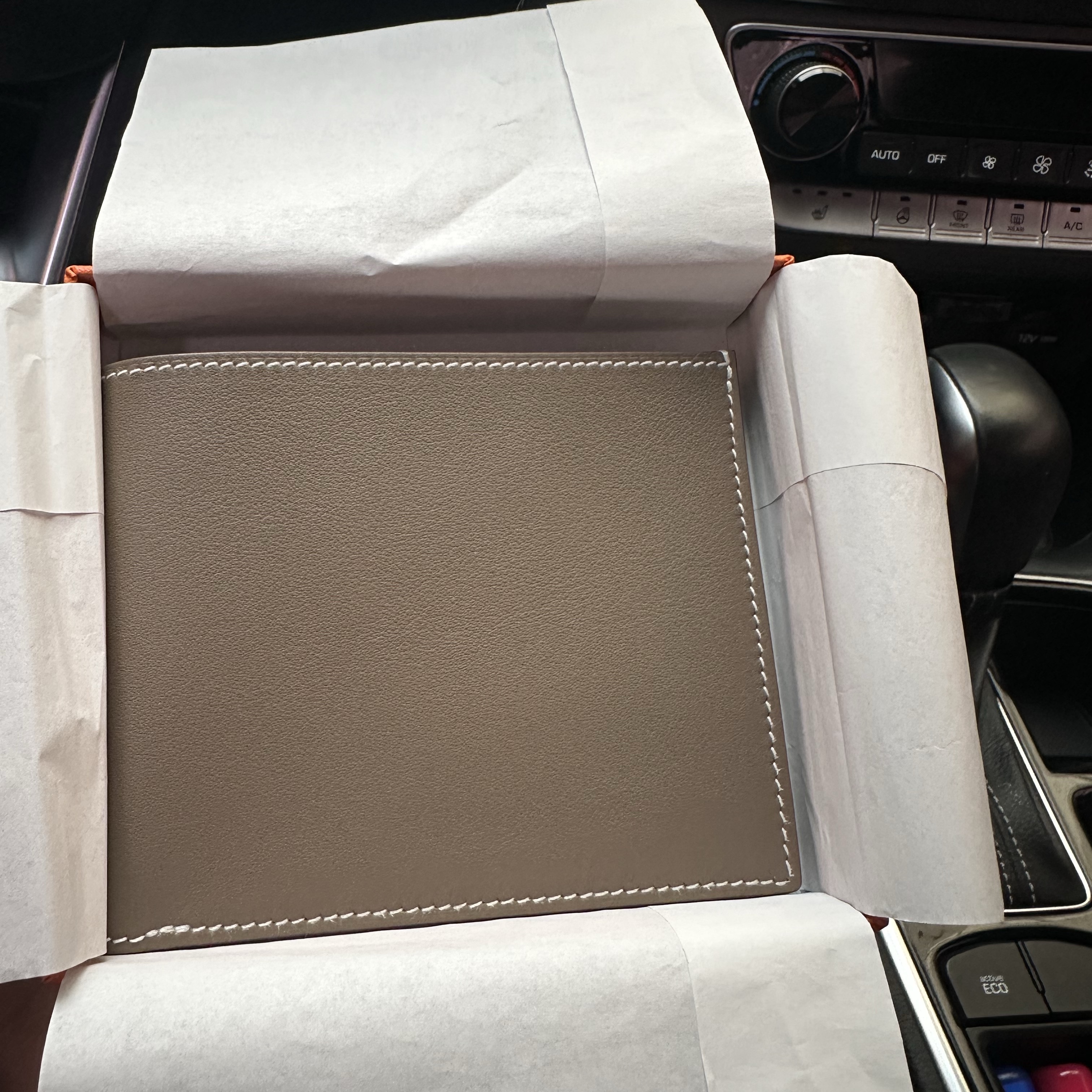 Hermes Citizen Twill Compact Card Holder Swift & Silk Clochette Etoupe Sun 착용 스타일
