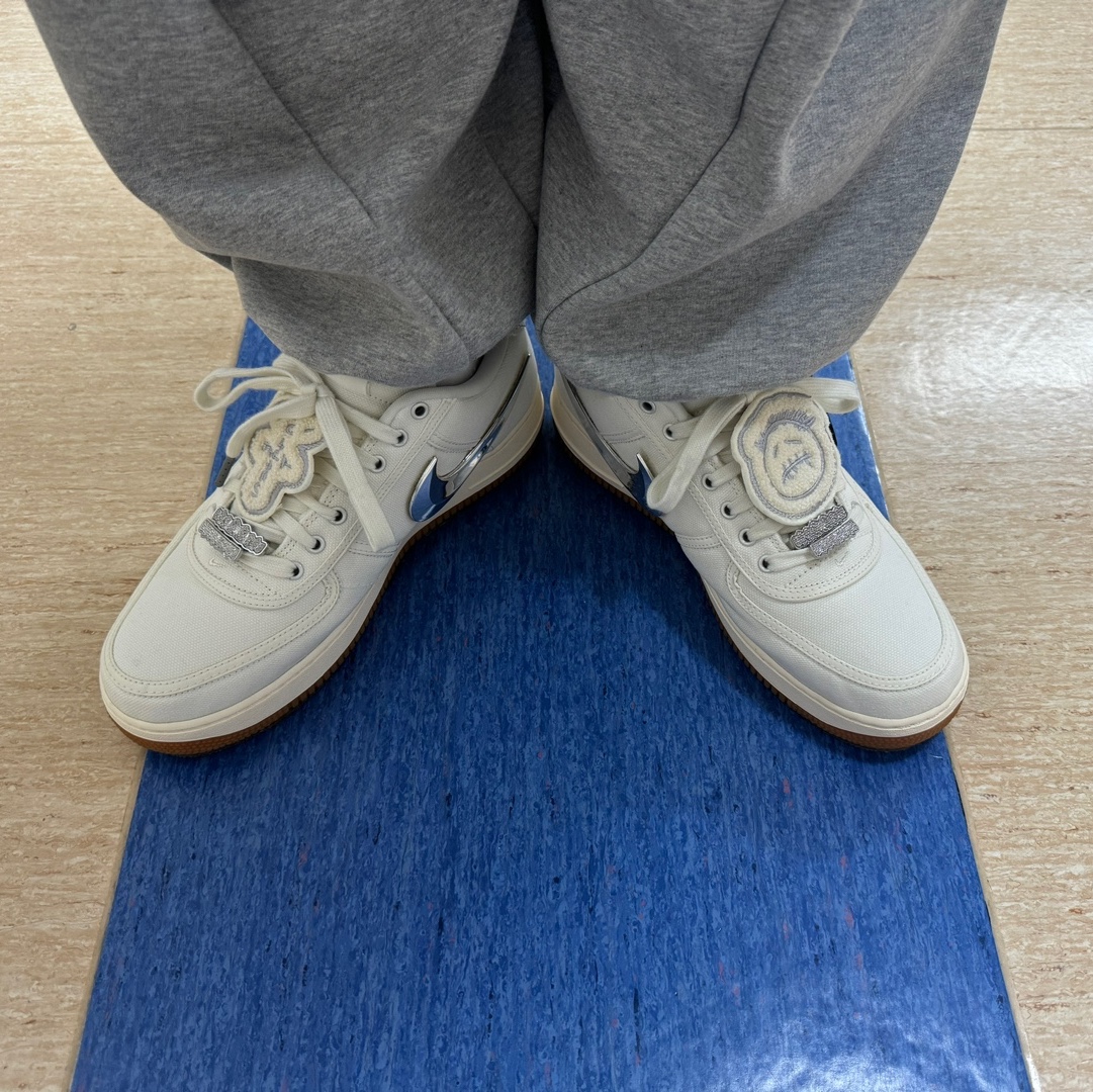 Nike x Travis Scott Air Force 1 Low Sail 착용 스타일 - 2