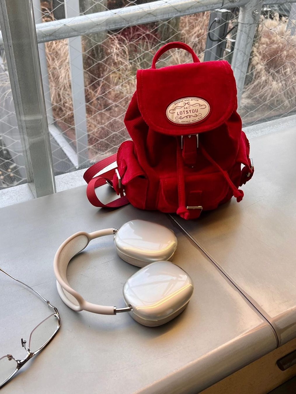 Lots You Holiday Chubby Backpack Red, LOTS YOU Nostalgia Chubby Backpack Black 착용 스타일