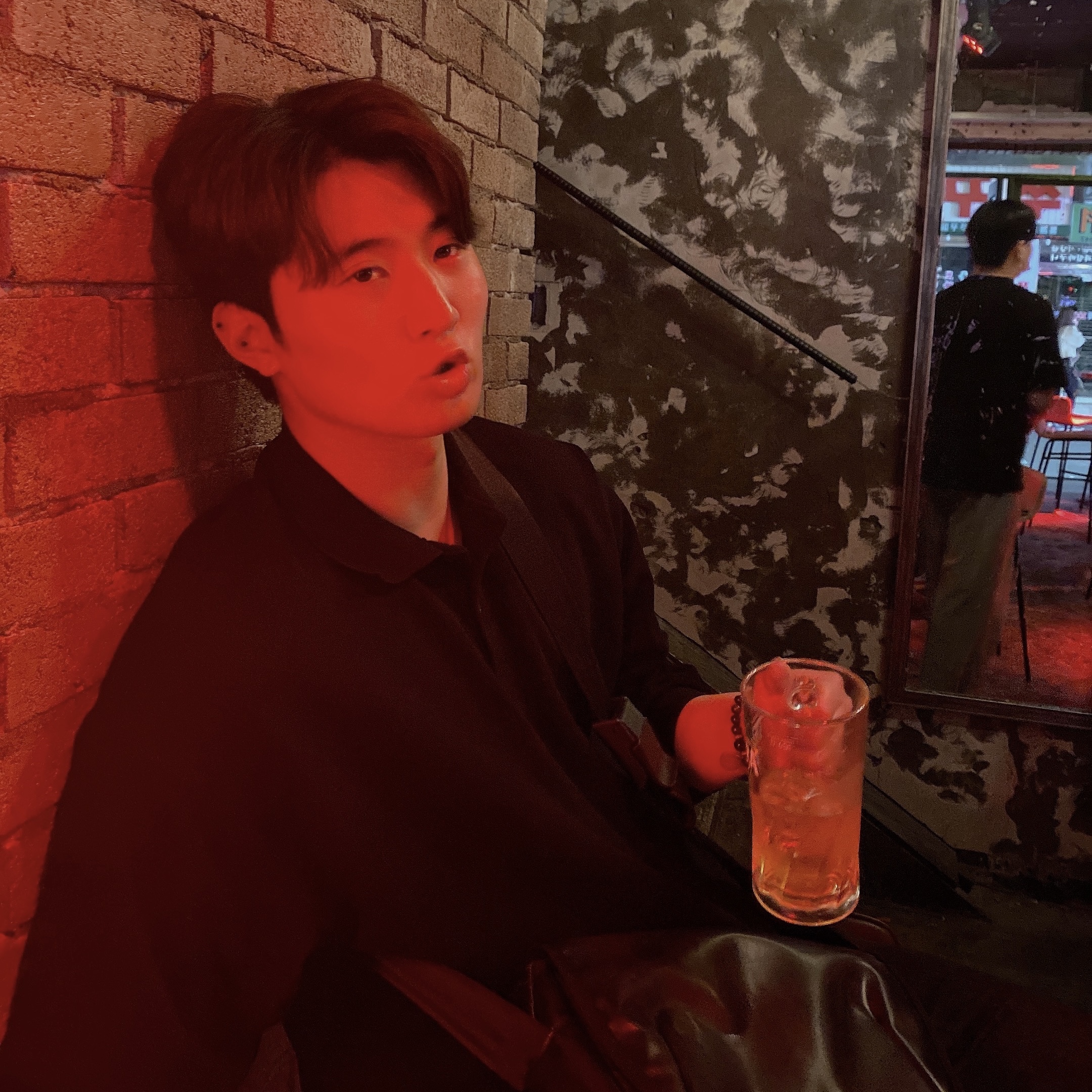 Ader Error Trace Admore Crossbody Bag Black, Casetify x Ader Error AirPods Pro Case 착용 스타일 - 5