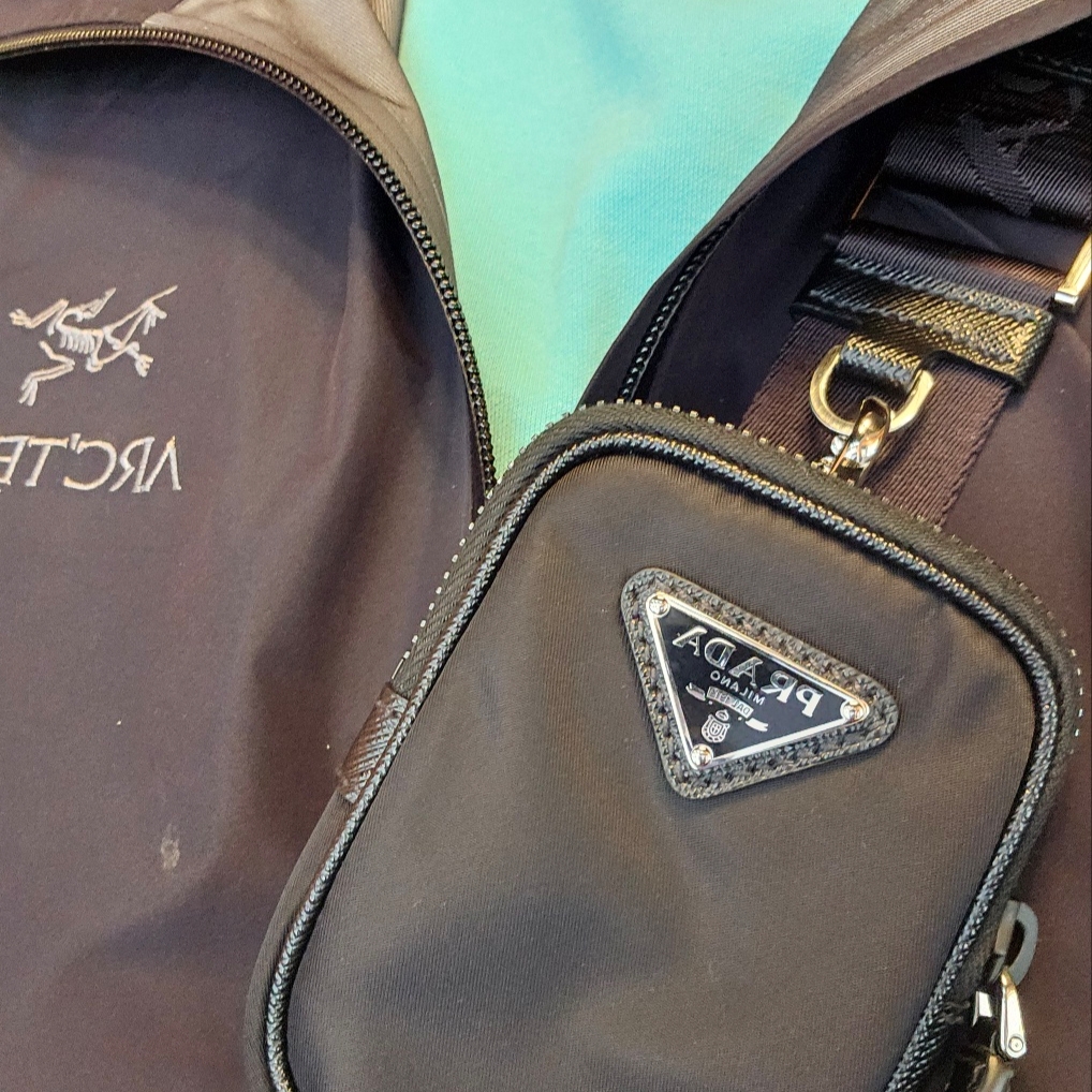 Prada Re-Nylon and Saffiano Leather Shoulder Bag Black, Arc'teryx Beta LT Jacket Black 착용 스타일