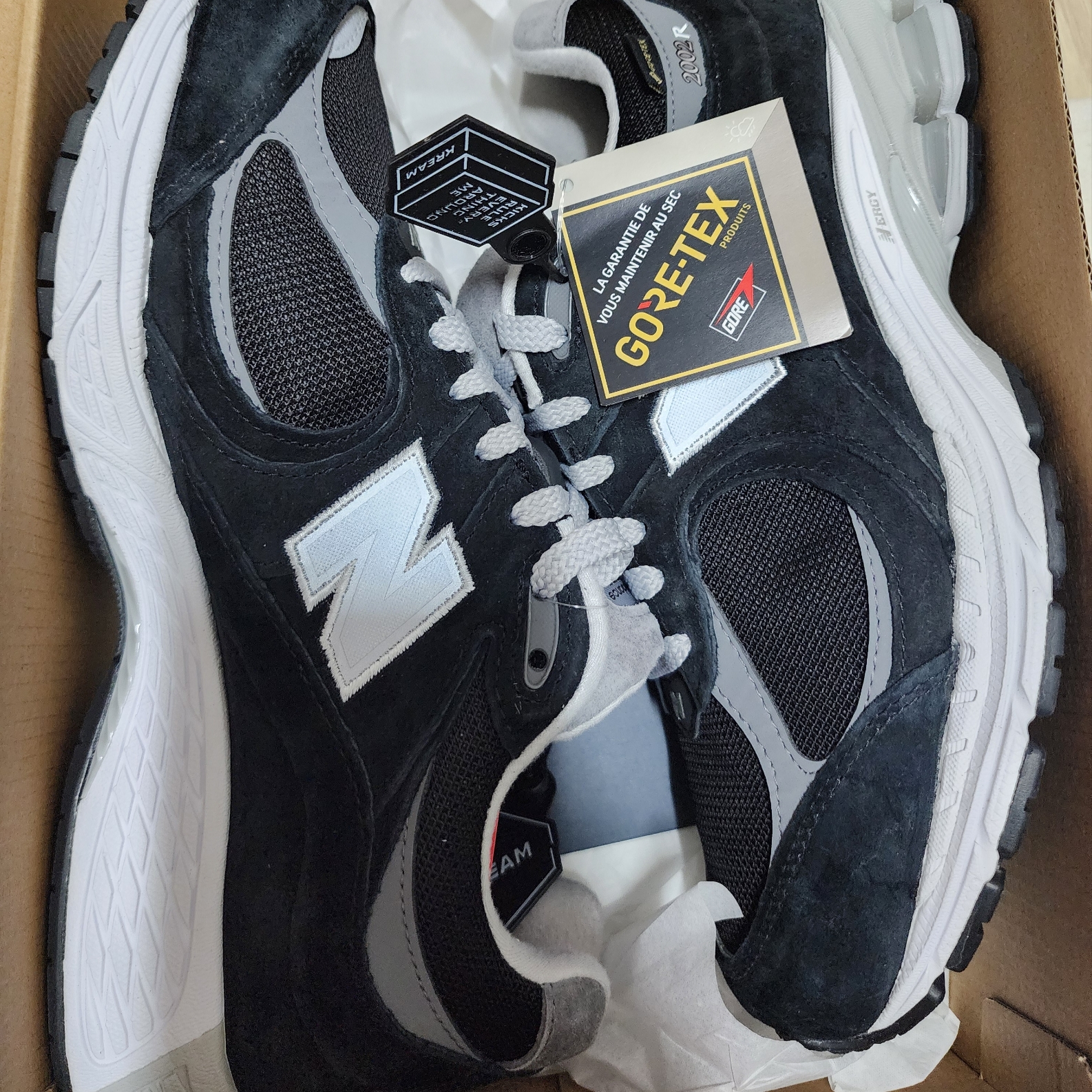 New Balance 2002R Gore-Tex Black Silver Metalic, New Balance 991 Made in UK Grey 착용 스타일 - 7