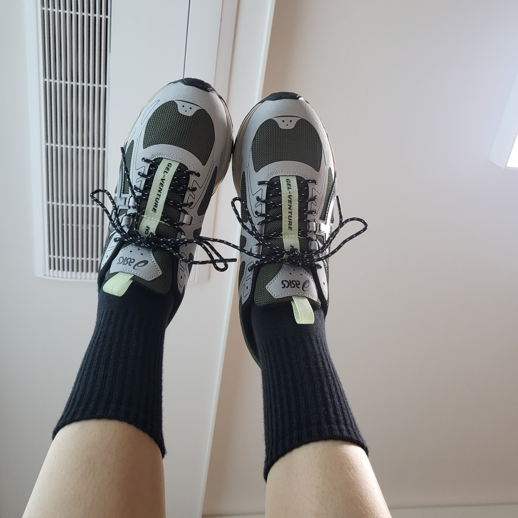 Asics Gel-Venture 6 NS Forest Black 착용 스타일 - 1