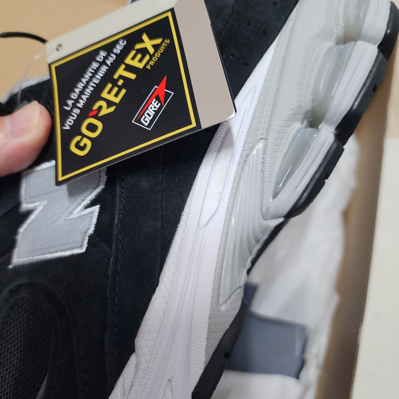 New Balance 2002R Gore-Tex Black Silver Metalic, New Balance 991 Made in UK Grey 착용 스타일 - 5