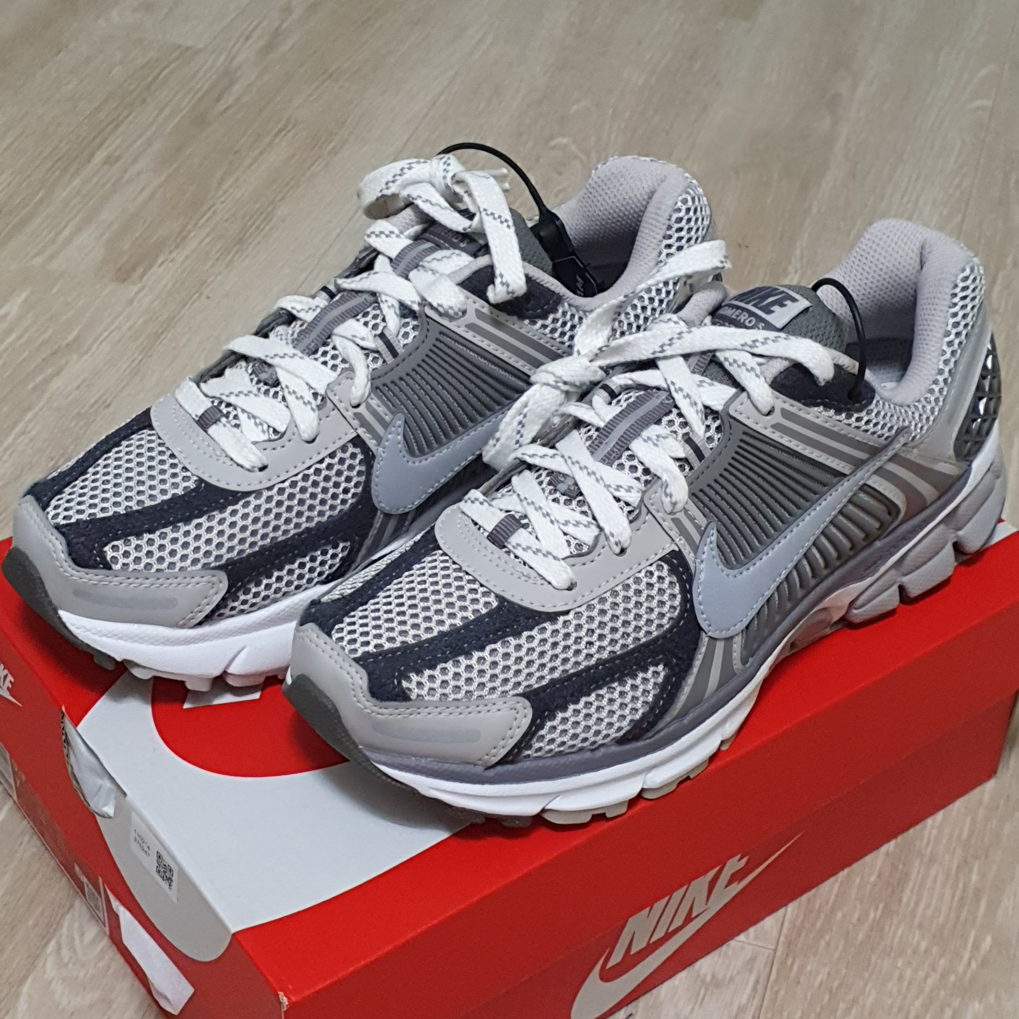 Nike Zoom Vomero 5 PRM Light Iron Ore and Flat Fewter 착용 스타일