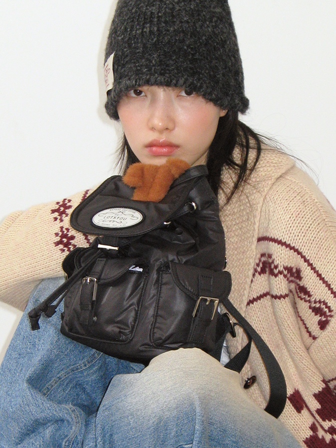 LOTS YOU Nostalgia Chubby Backpack Black, LOTS YOU Cloudy Chubby Backpack Silver 착용 스타일