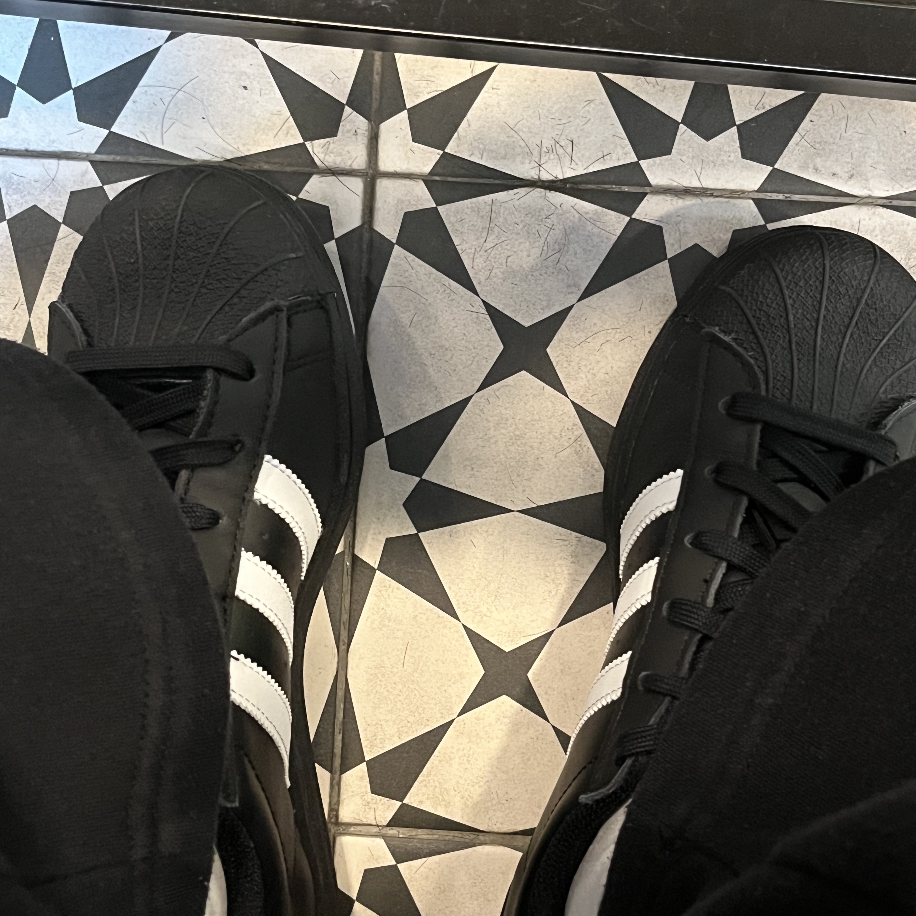 Adidas Superstar Core Black White 착용 스타일