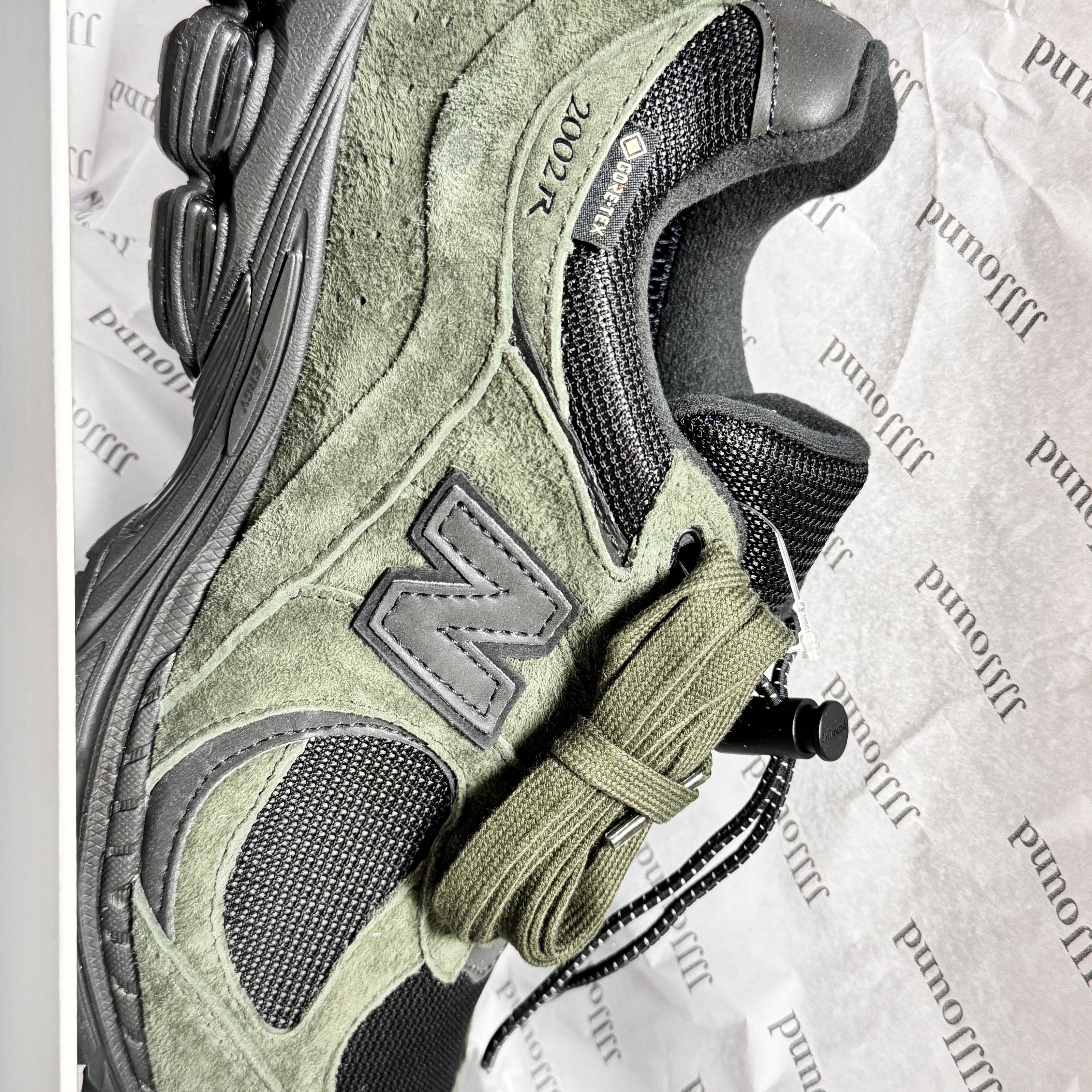 New Balance x JJJJound 2002R Gore-Tex Pine 착용 스타일 - 1