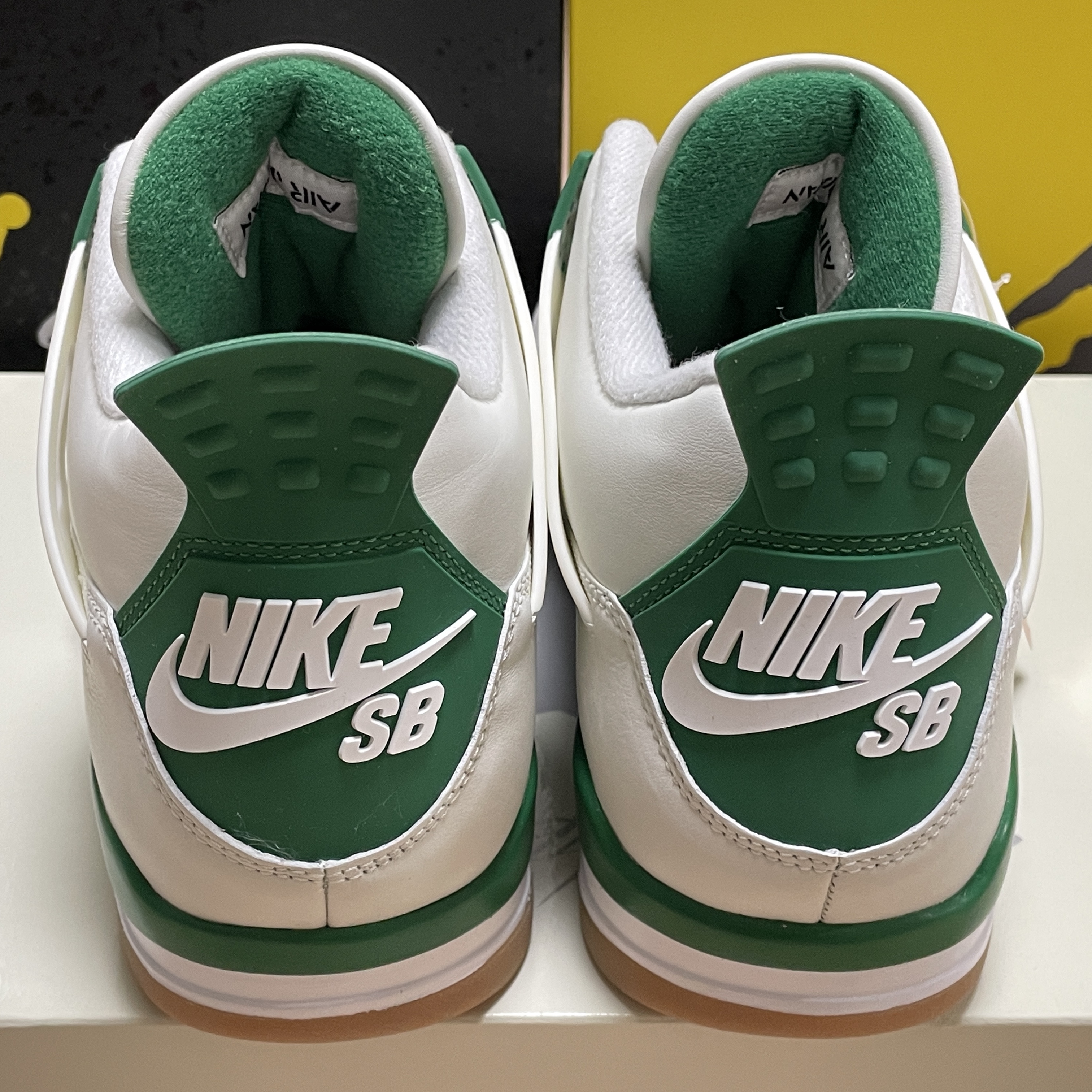 Jordan 4 x Nike SB Retro SP Pine Green, Jordan 4 Retro Thunder 2023 착용 스타일 - 1
