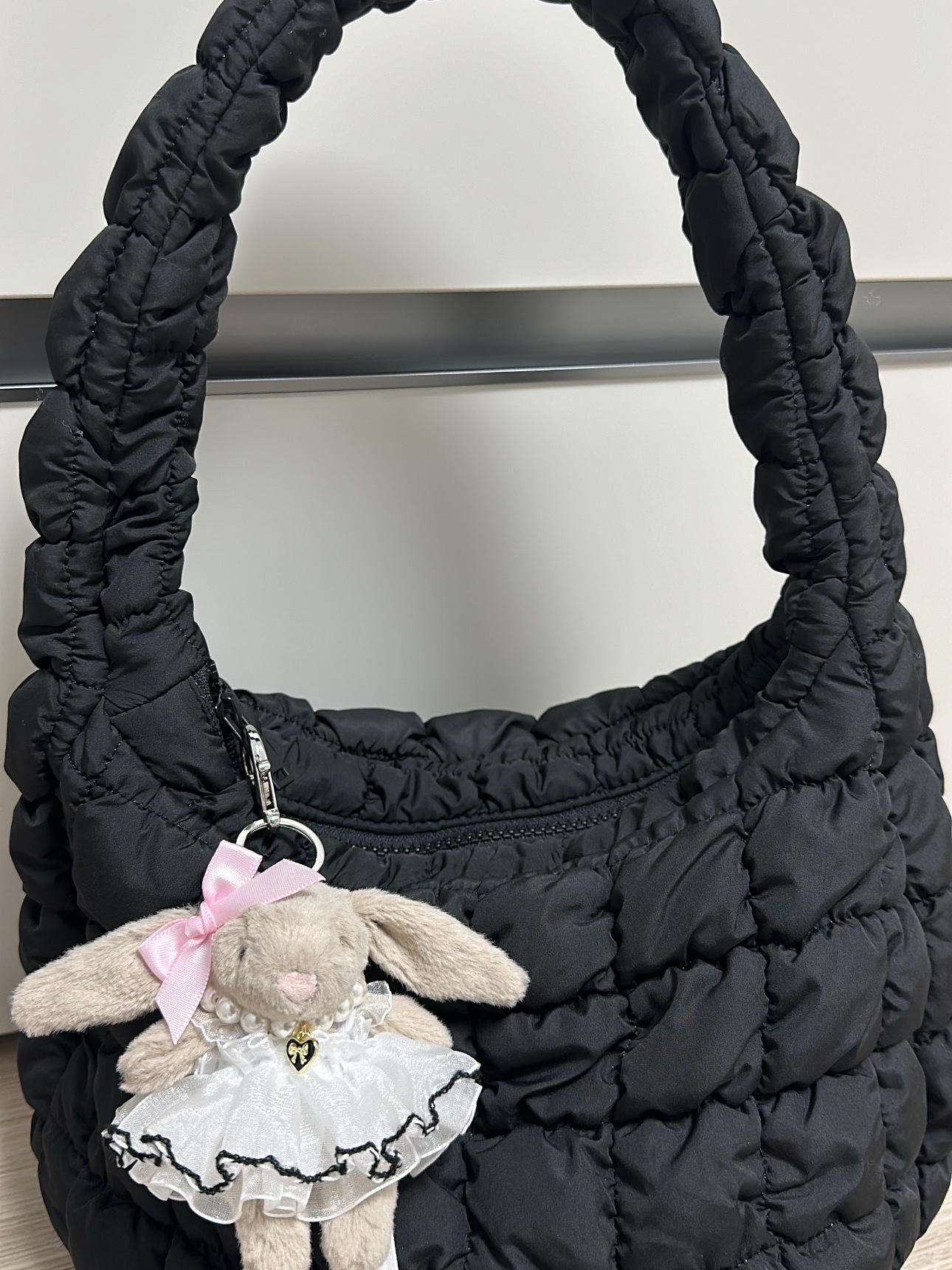 Jellycat Bashful Bunny Bag Charm Beige 착용 스타일