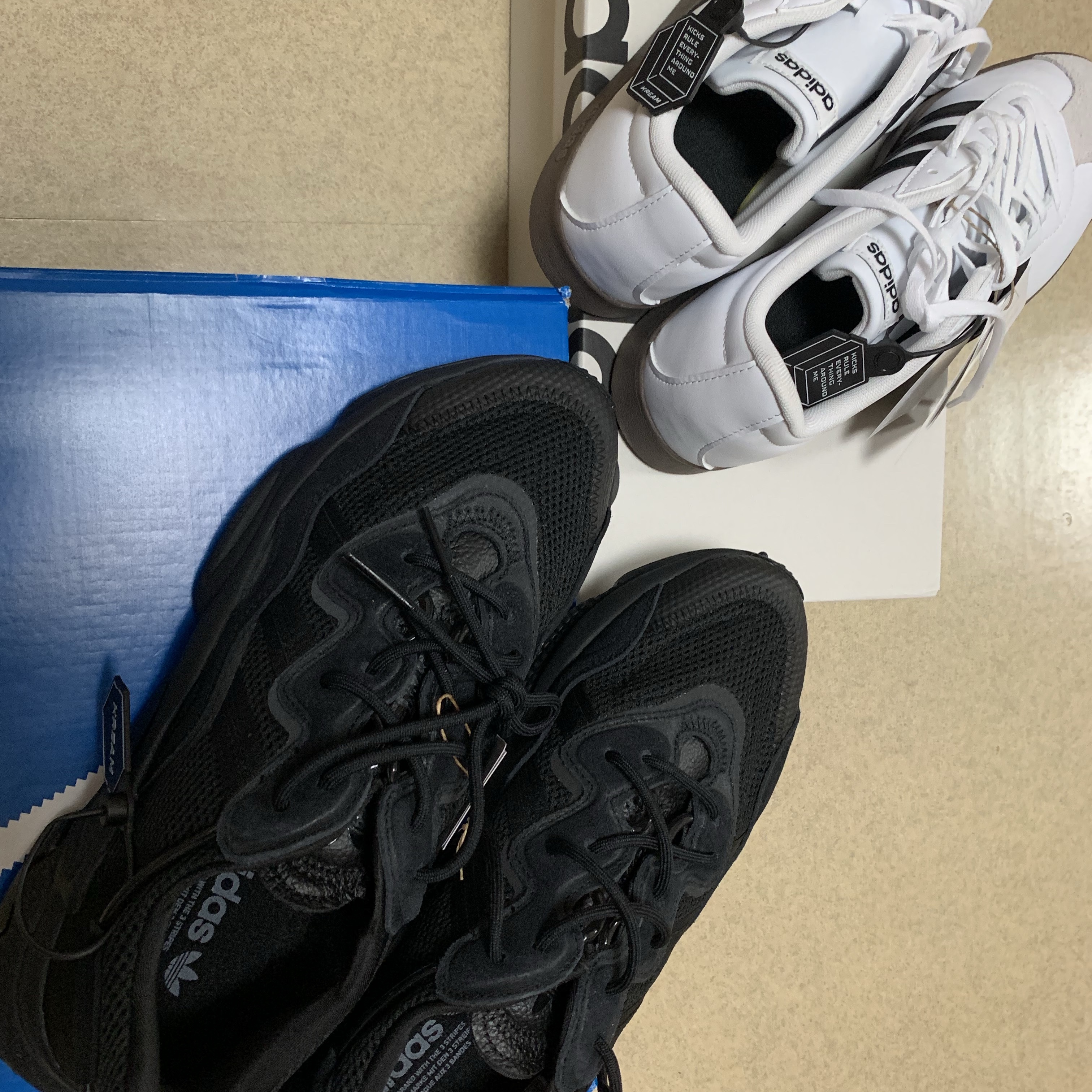 Adidas Ozweego Core Black, Adidas VL Court Base Cloud White Core Black 착용 스타일