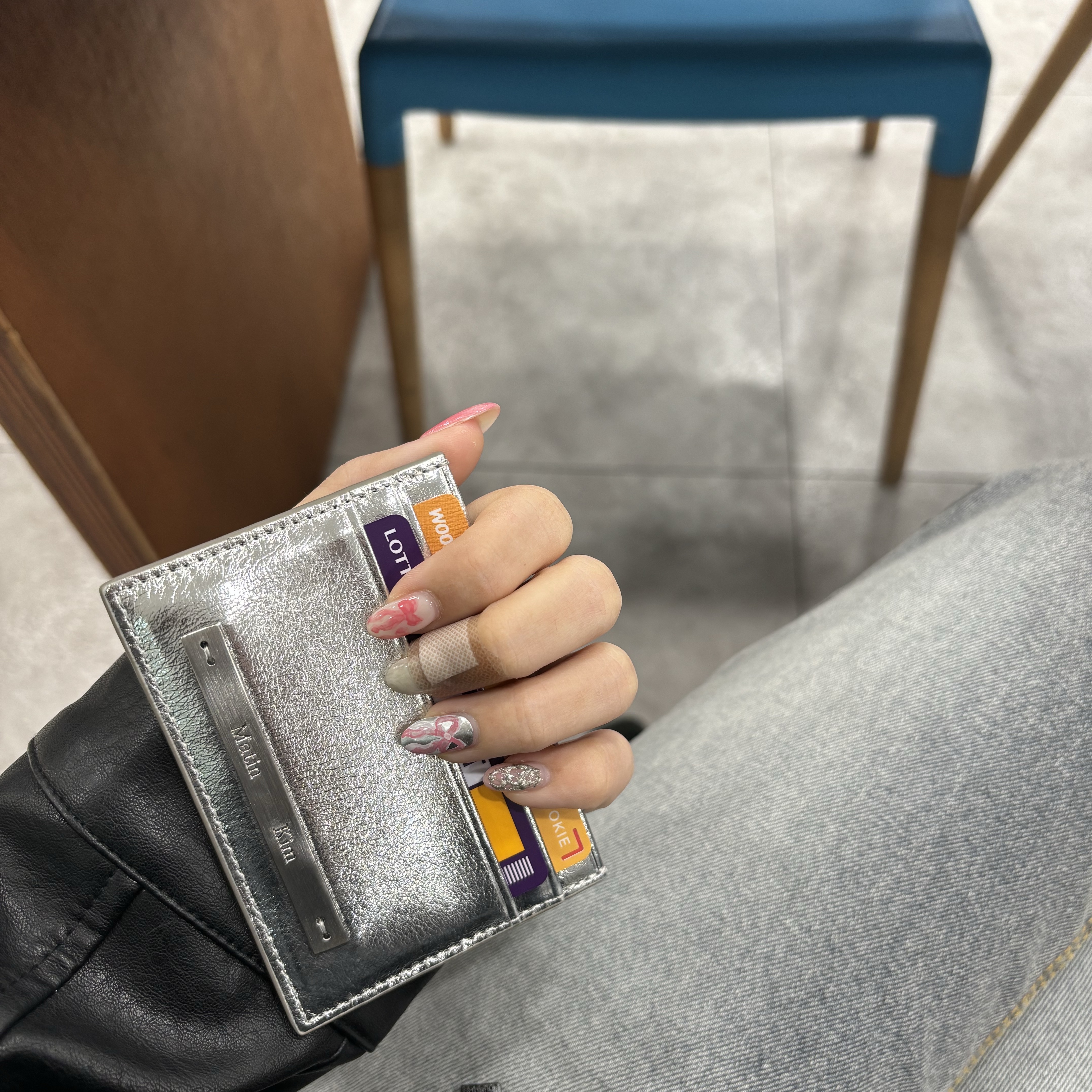 Matin Kim Vintage Card Wallet Silver 착용 스타일