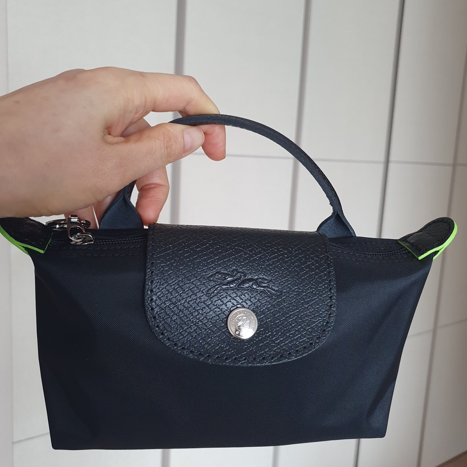 Longchamp Le Pliage Green Handle Pouch Black 착용 스타일