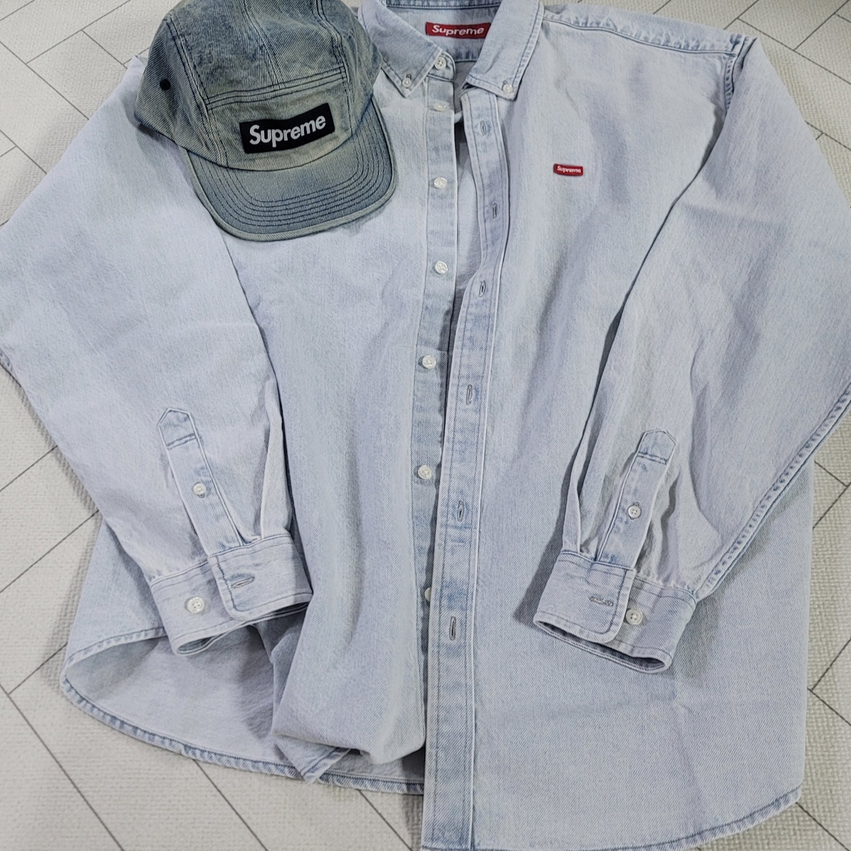 Supreme Small Box Shirt Washed Blue - 24SS, Supreme Washed Chino Twill Camp Cap Dirty Indigo - 24SS 착용 스타일