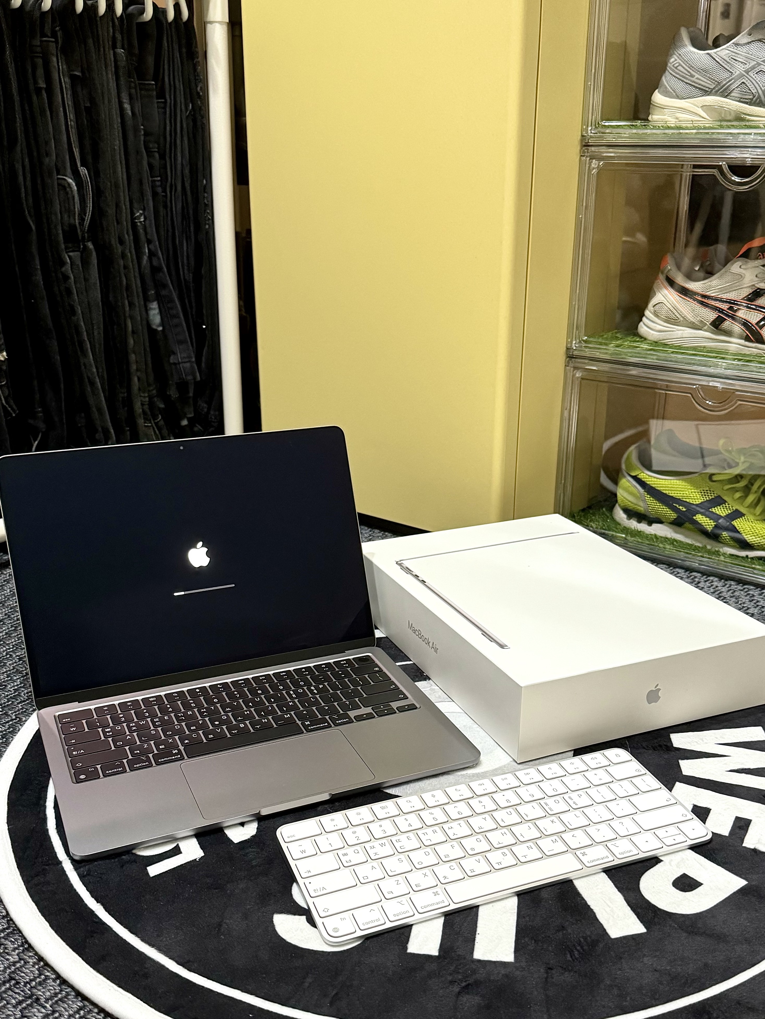 Apple 2022 MacBook Pro 13 M2 512GB SSD / 8GB RAM Space Gray (Korean Ver.), [KREAM 단독] ADSB Andersson Bell Macaron Intarsia Cardigan Khaki 착용 스타일 - 2