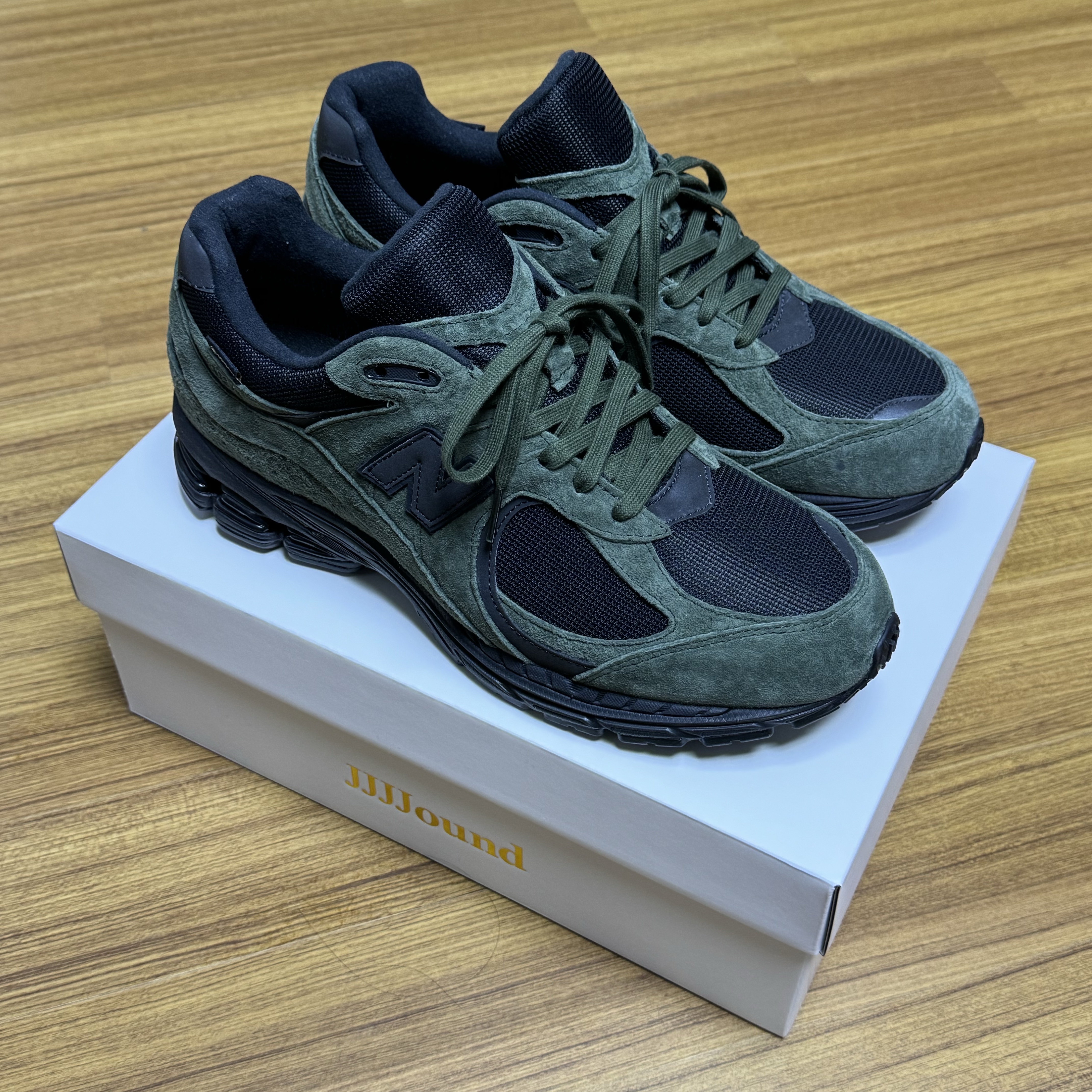 New Balance x JJJJound 2002R Gore-Tex Pine 착용 스타일 - 1
