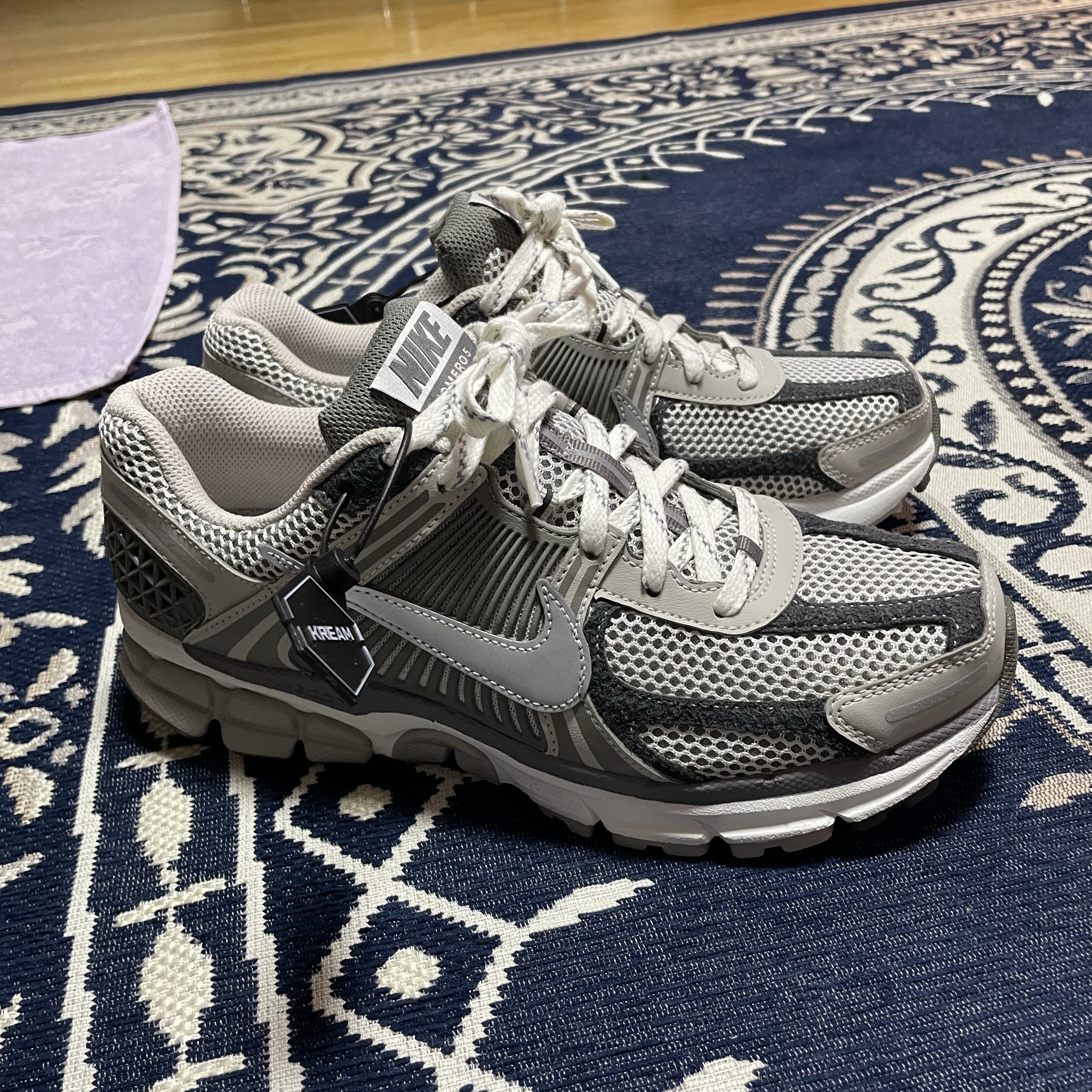 Nike Zoom Vomero 5 PRM Light Iron Ore and Flat Fewter 착용 스타일