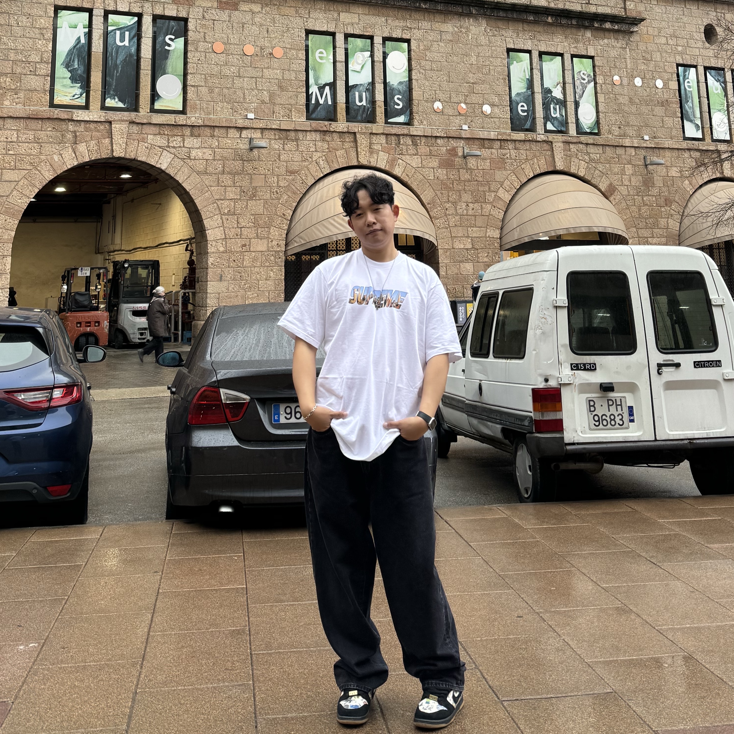 Supreme Gotham T-Shirt White - 23FW, Supreme Baggy Jean Black - 23FW 착용 스타일