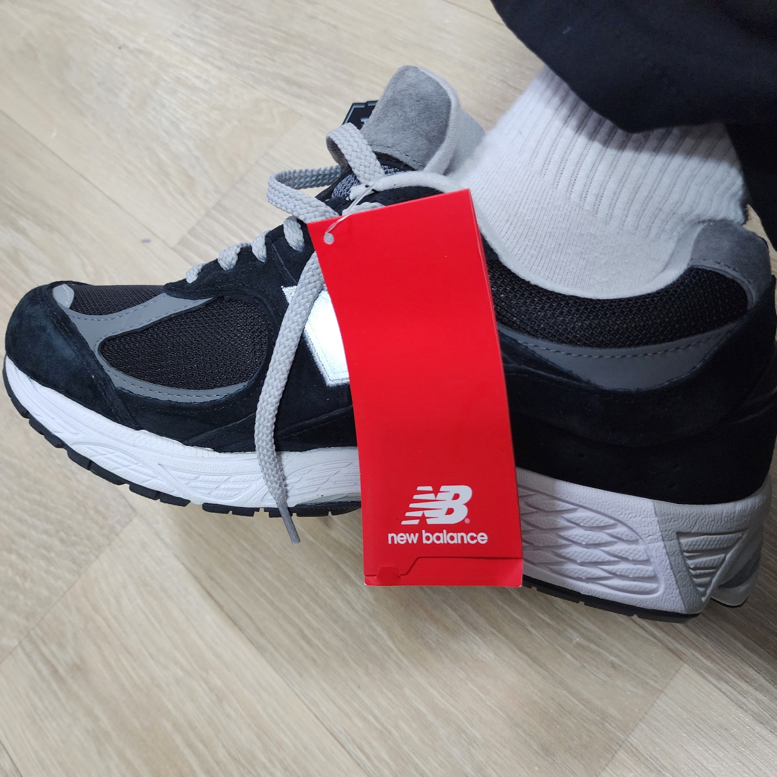 New Balance 2002R Gore-Tex Black Silver Metalic, New Balance 991 Made in UK Grey 착용 스타일 - 1