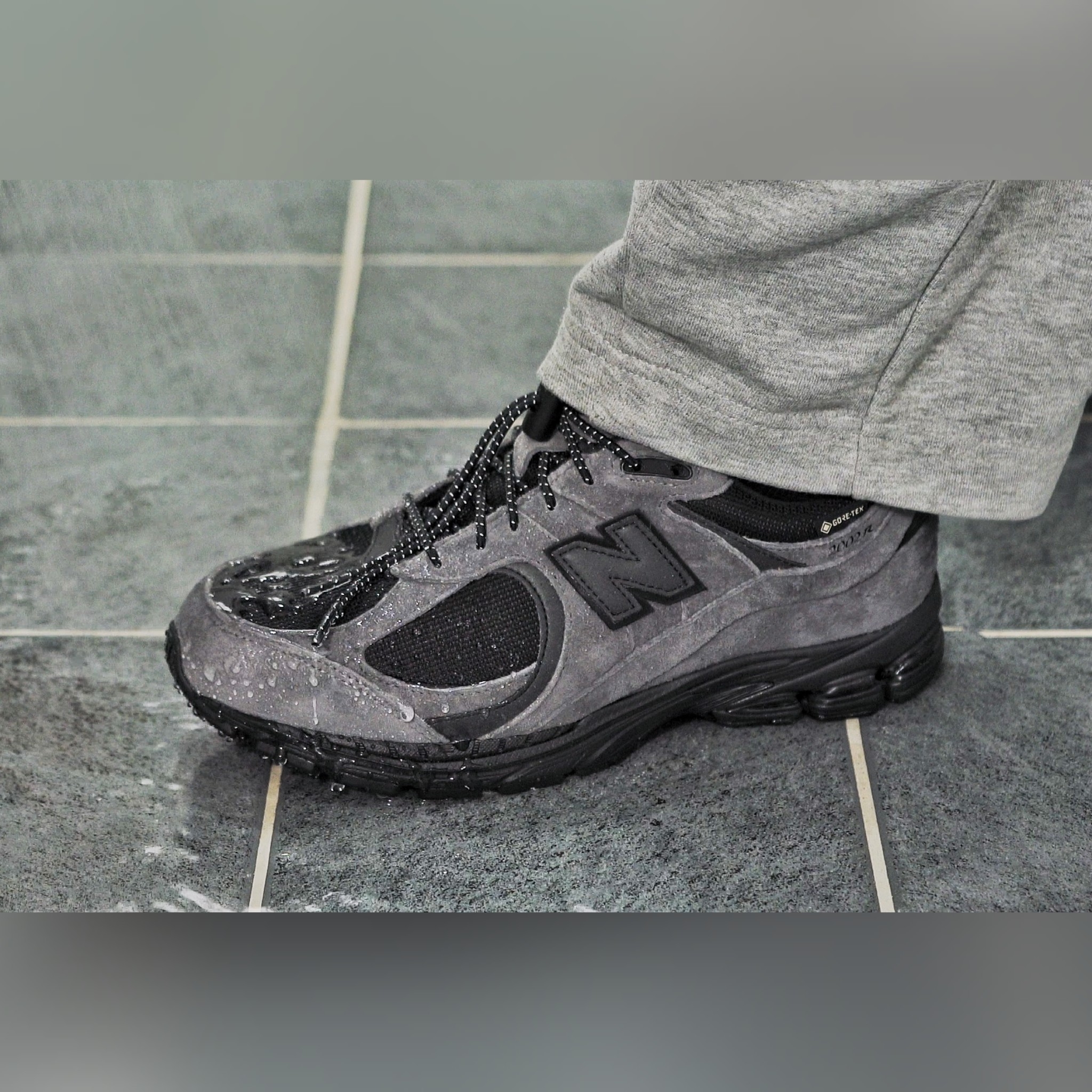 New Balance x JJJJound 2002R Gore-Tex Charcoal, New Balance x JJJJound 2002R Gore-Tex Pine 착용 스타일 - 3