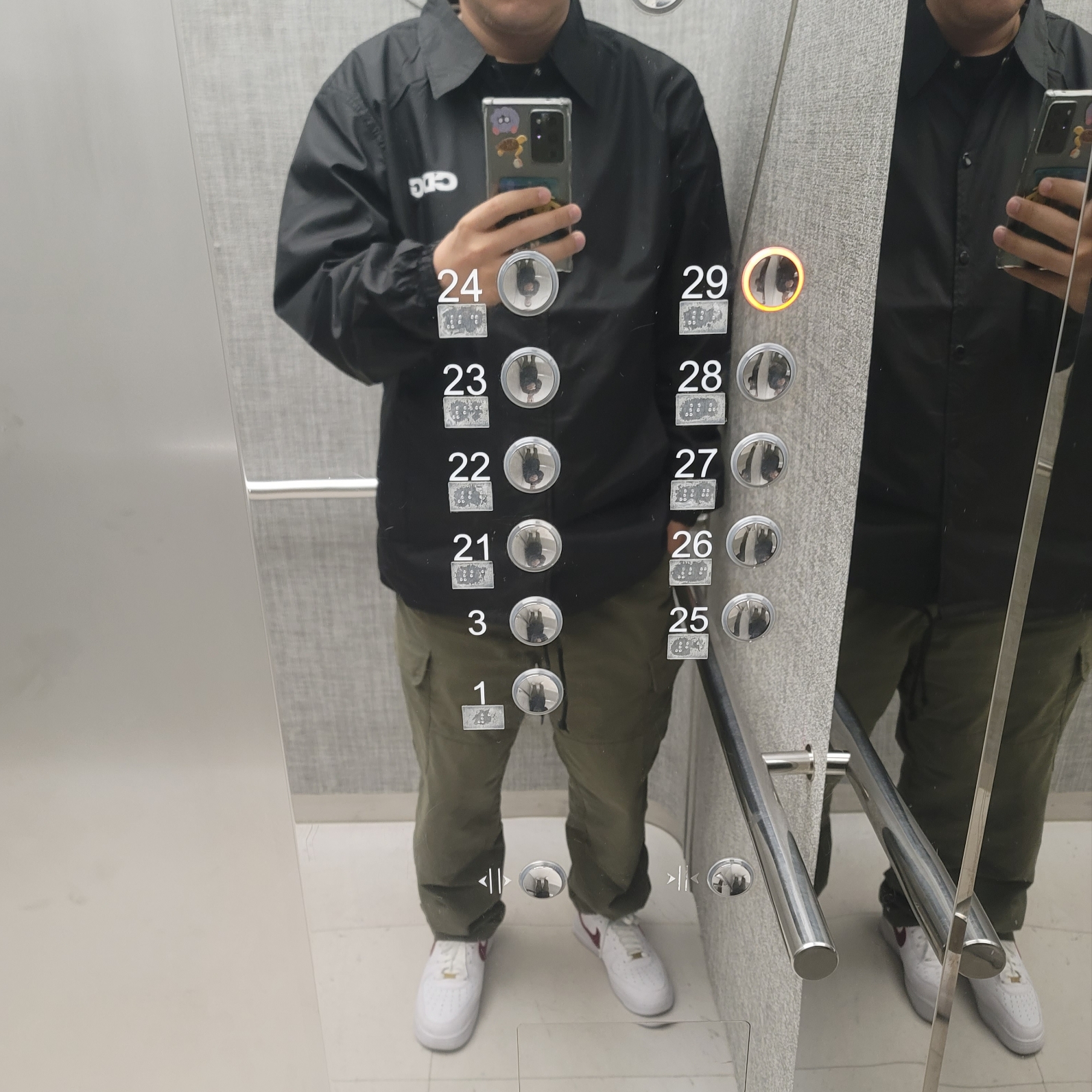 CDG Coach Jacket5 Black 착용 스타일