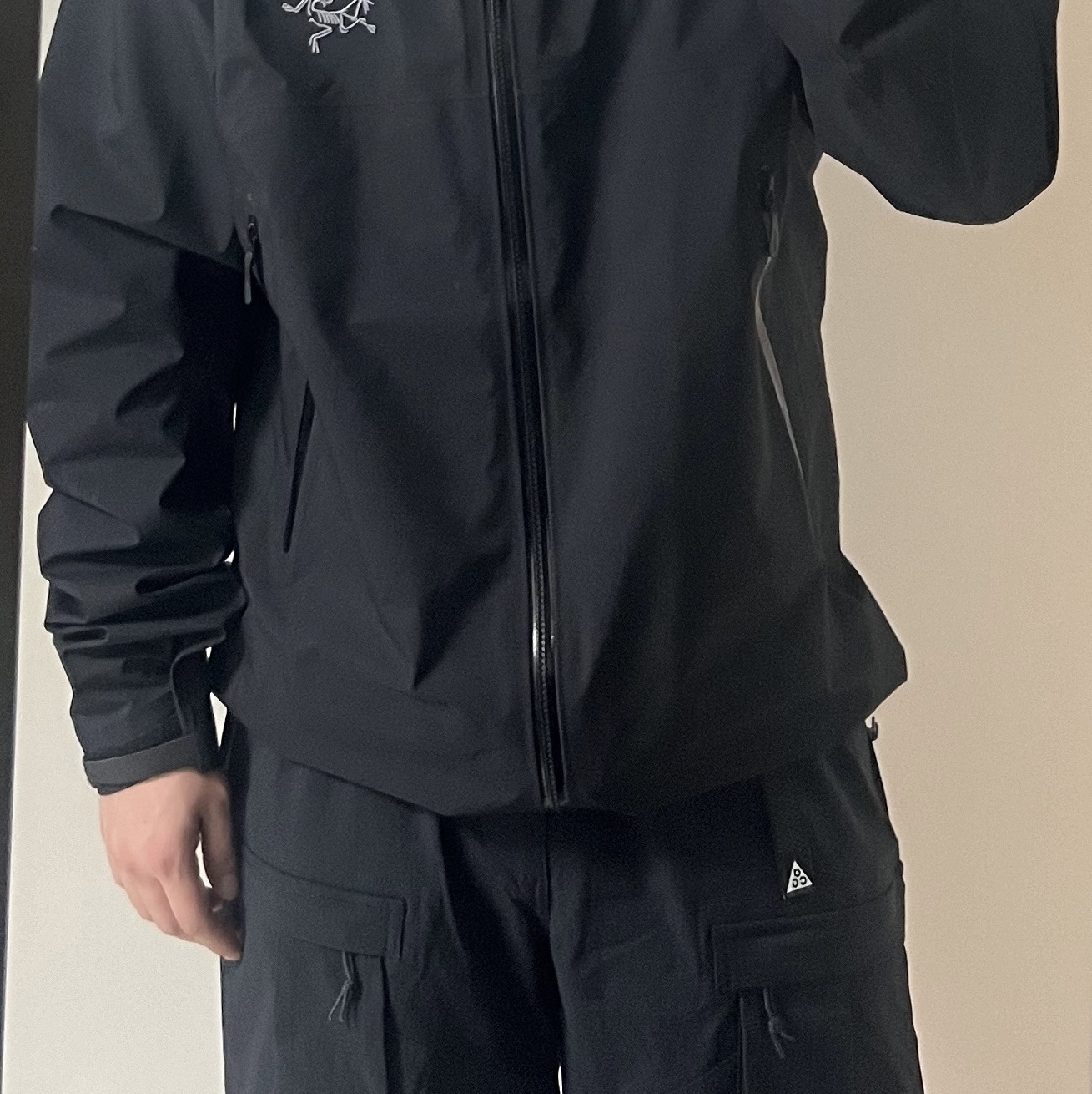 Nike ACG Smith Summit Cargo Pants Black Anthracite - Asia, Arc'teryx Beta Jacket Black 착용 스타일 - 1