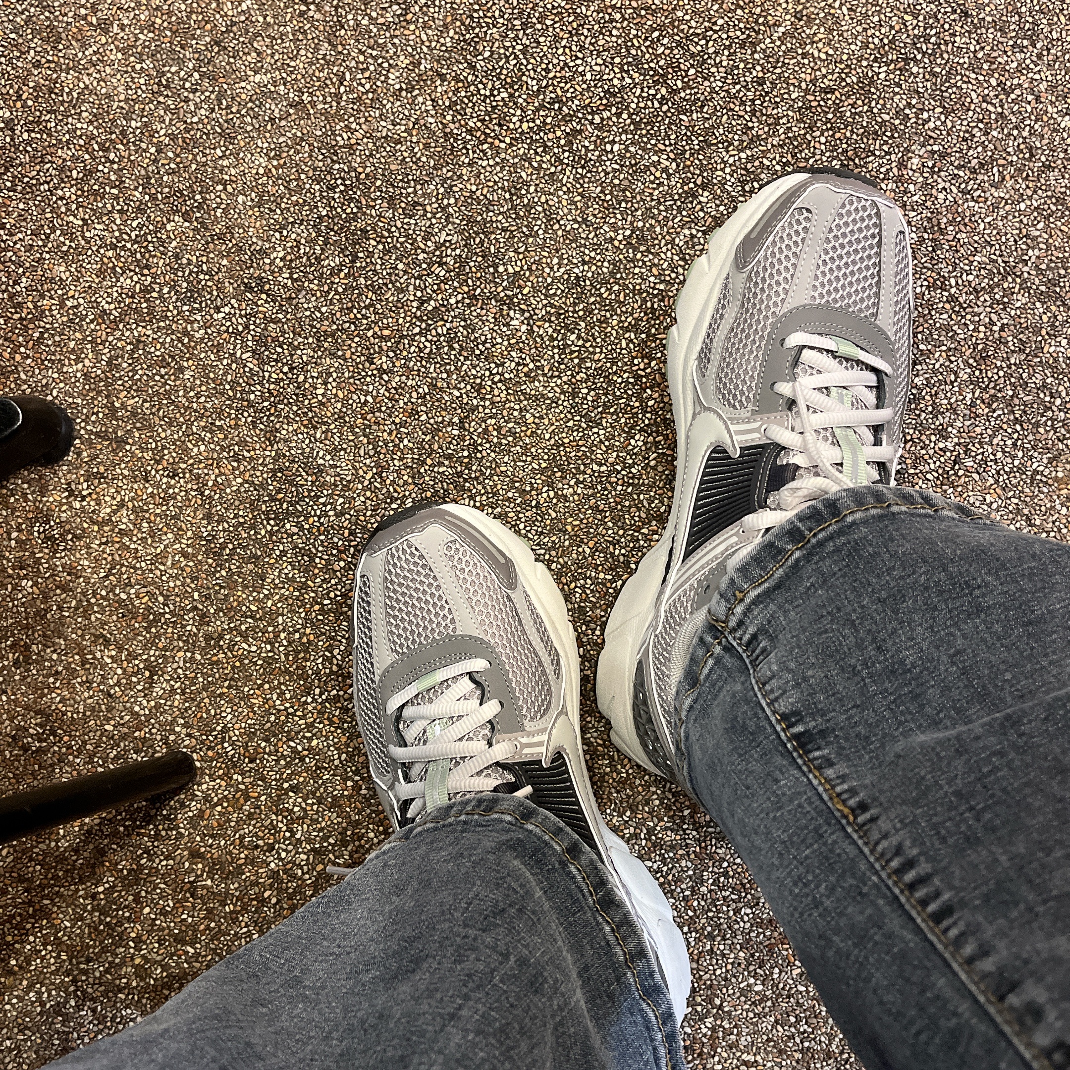 (W) Nike Zoom Vomero 5 Cobblestone and Flat Pewter 착용 스타일 - 2