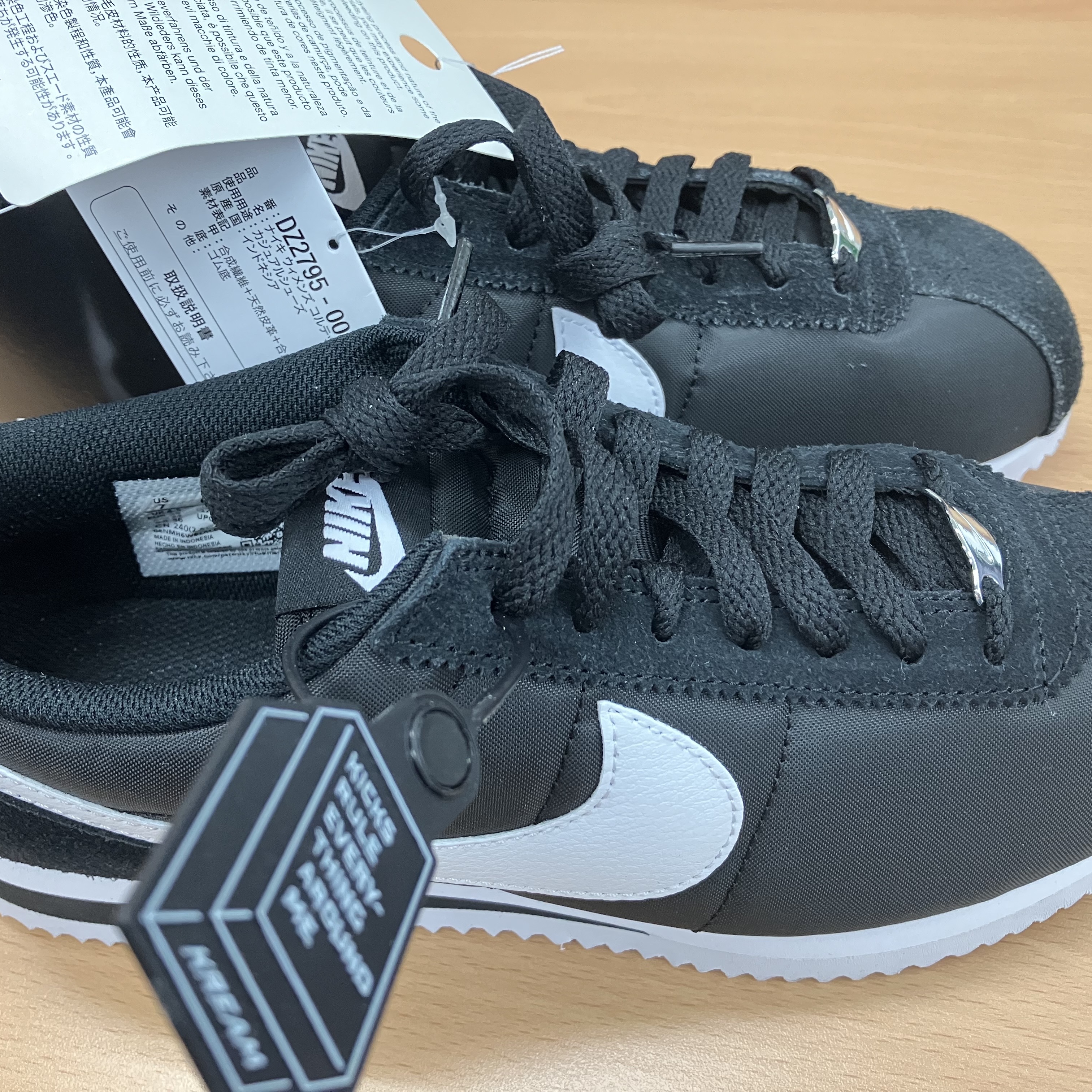 (W) Nike Cortez Black and White 착용 스타일