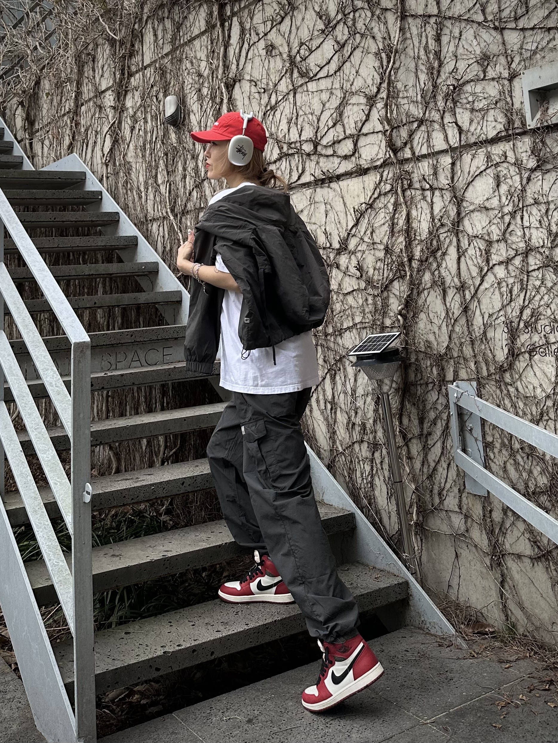 Jordan 1 Retro High OG Chicago 2022, Supreme Motion Logo T-Shirt White - 20SS 착용 스타일 - 1