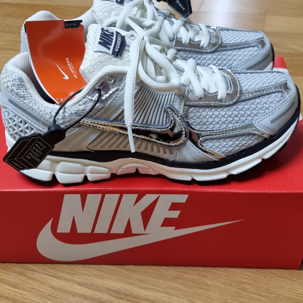 (W) Nike Zoom Vomero 5 Photon Dust and Metallic Silver 착용 스타일