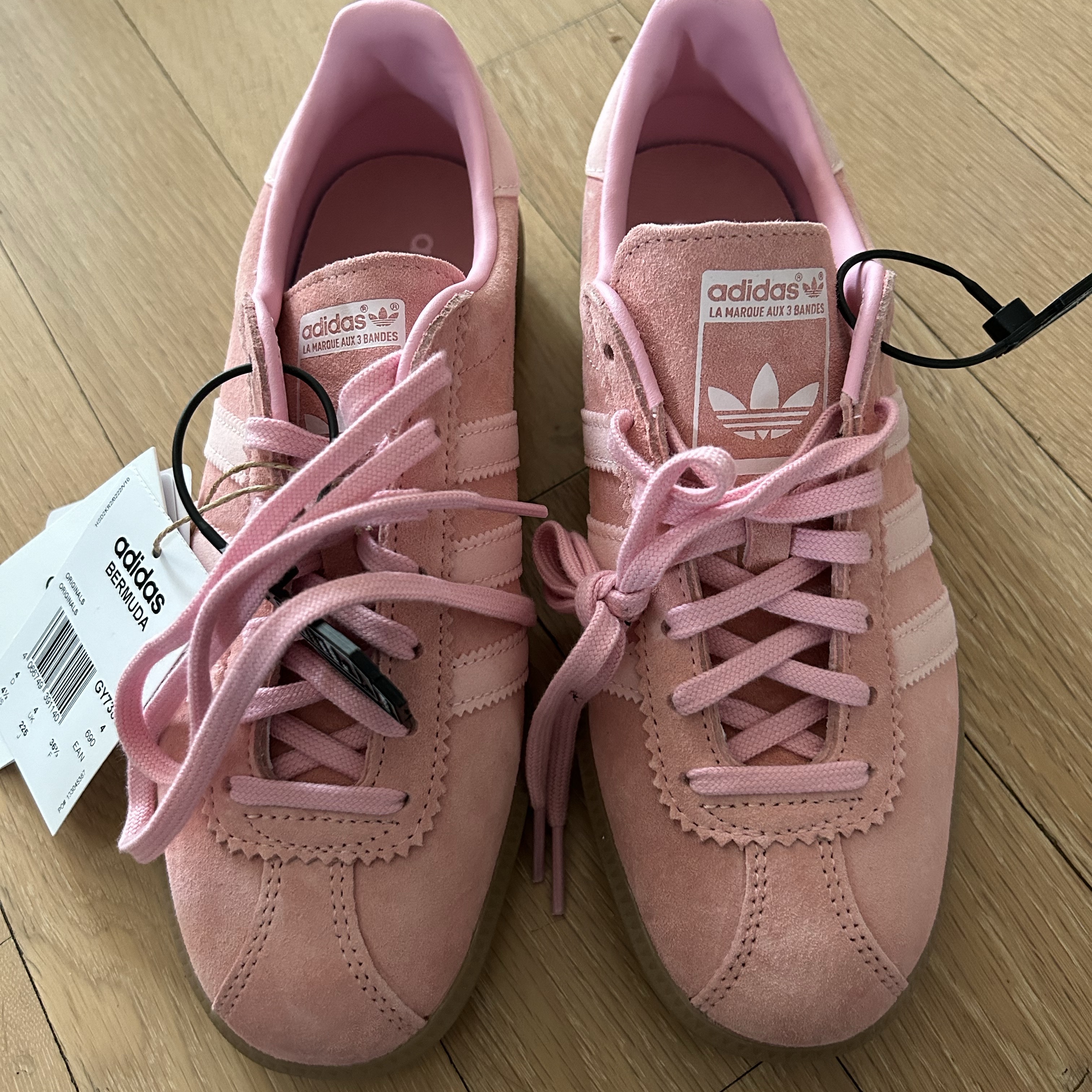 Adidas Bermuda Glow Pink 착용 스타일
