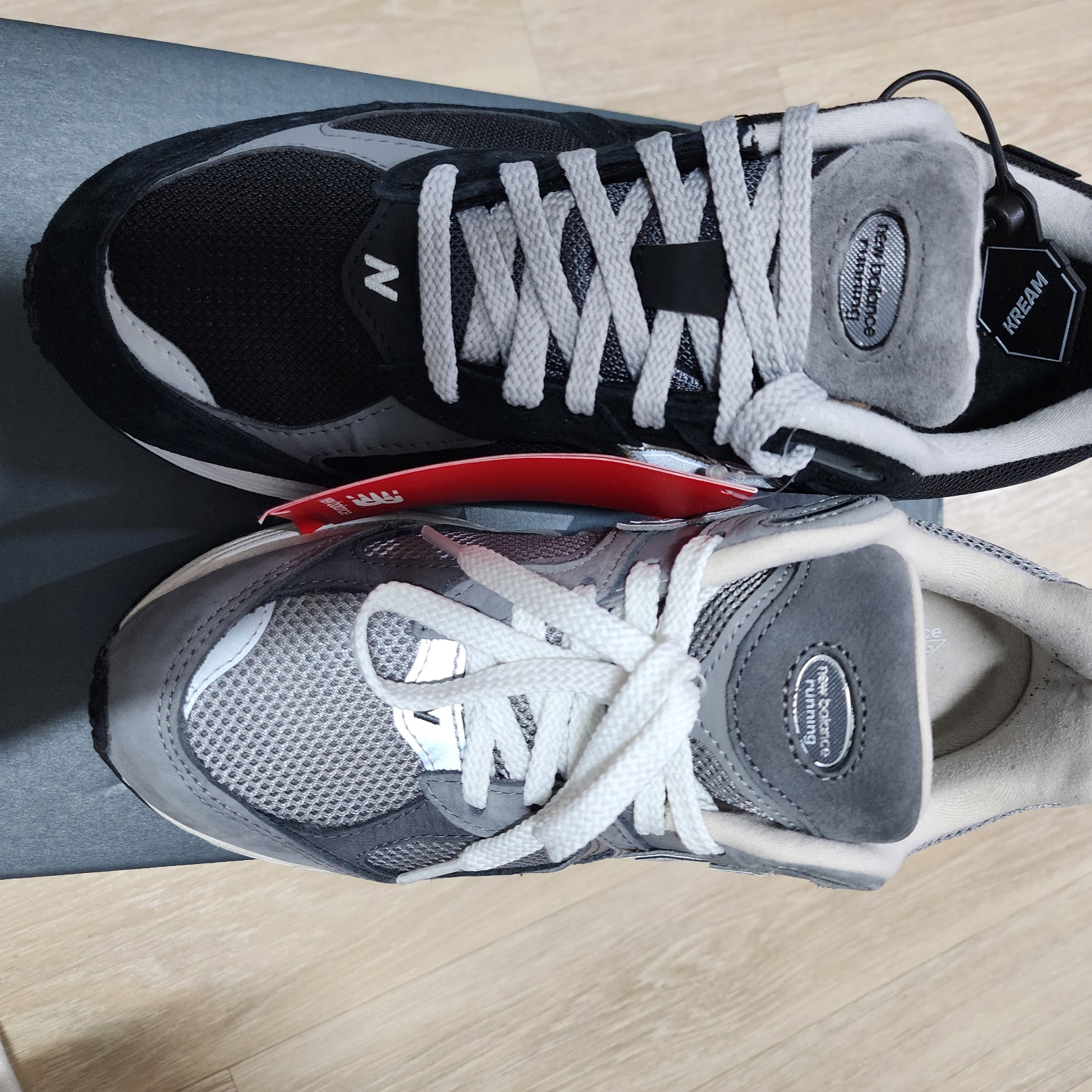 New Balance 2002R Gore-Tex Black Silver Metalic, New Balance 991 Made in UK Grey 착용 스타일 - 4