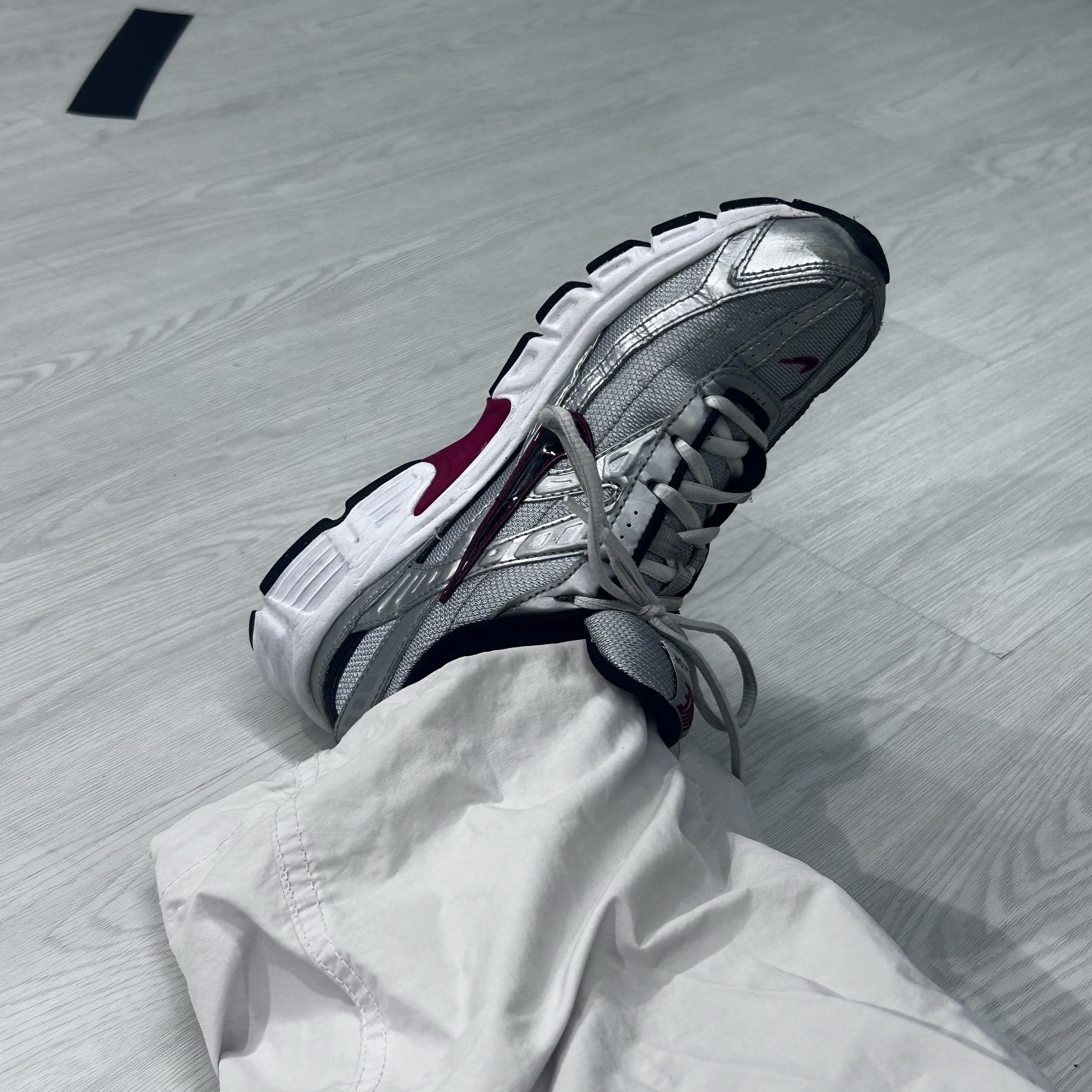 Nike Initiator Metallic Silver Black 착용 스타일
