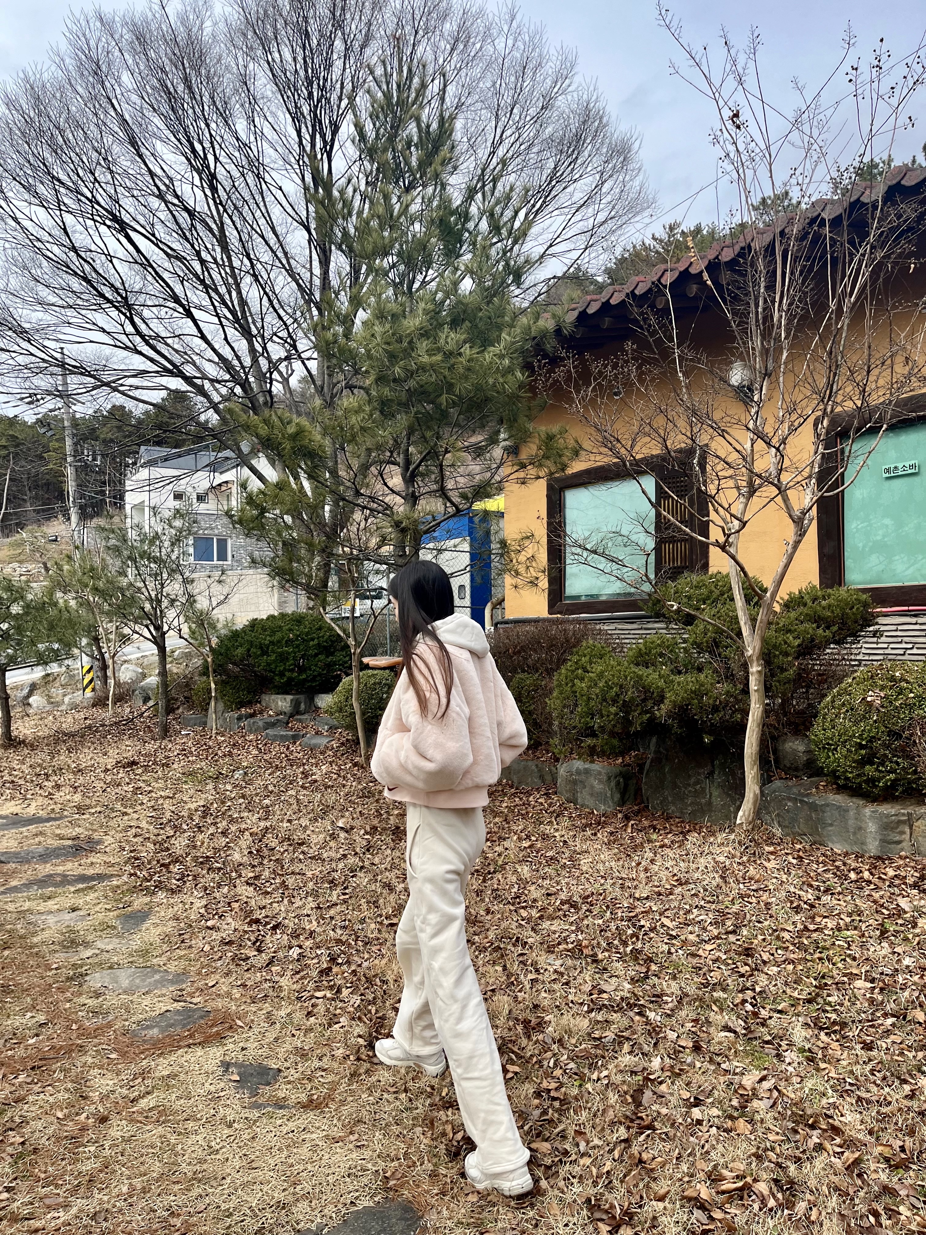 Nike NSW Reversible Faux Fur Bomber Jacket Sail Sand Drift - Asia, New Balance 2002R White Ivory 착용 스타일 - 3