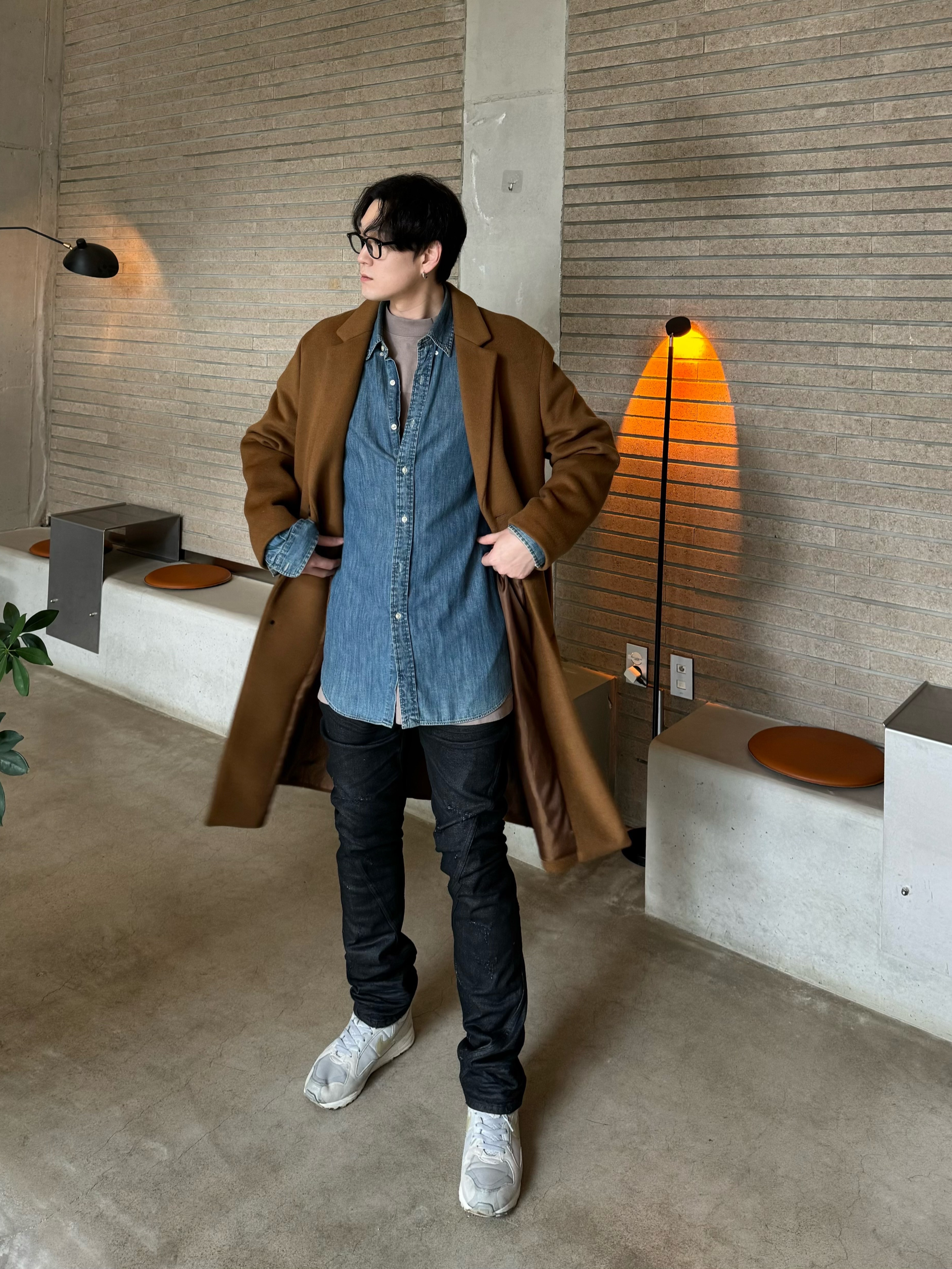 Nike x Fear of God Air Skylon 2 Light Bone, Yeezy Gap Engineered By Balenciaga Dove Long Sleeve T-Shirt Beige 착용 스타일 - 1