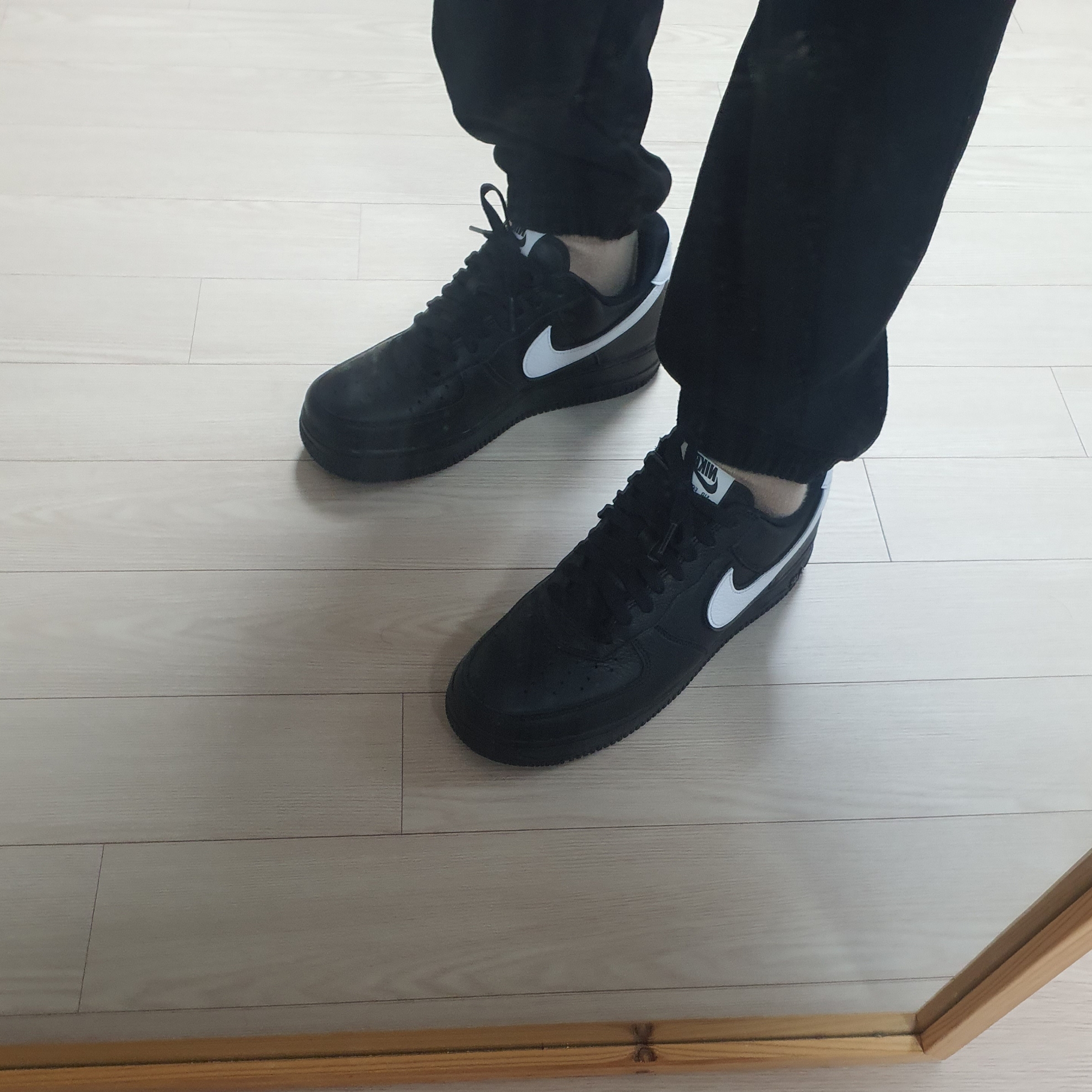 Nike Air Force 1 Low QS Black White 착용 스타일