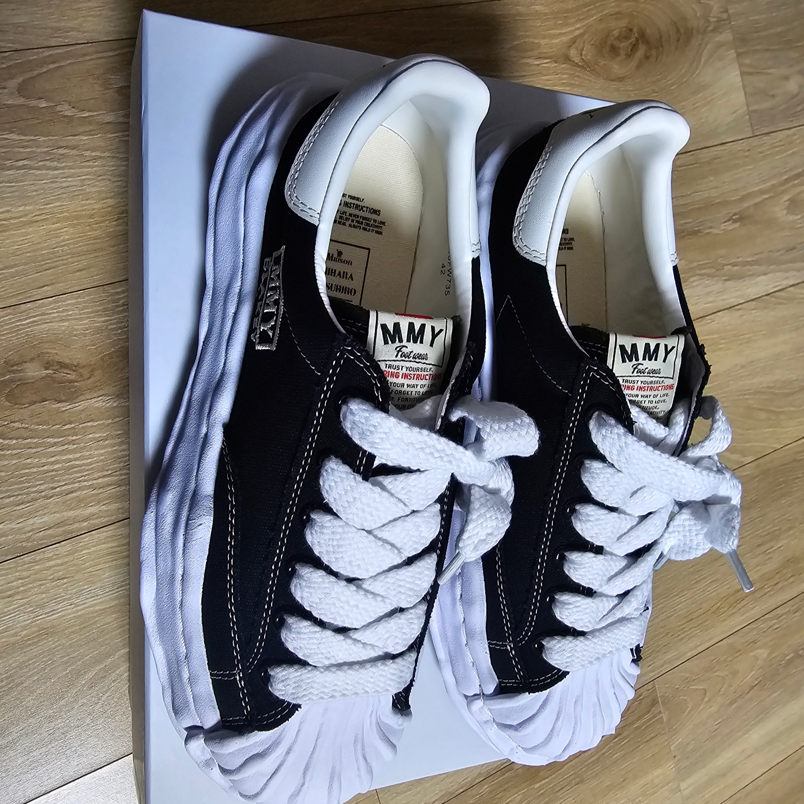 Maison Mihara Yasuhiro Blakey OG Sole Canvas Low-top Sneakers Black White 착용 스타일 - 2
