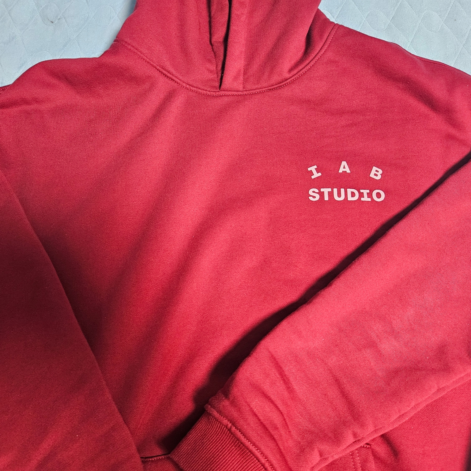 IAB Studio Hoodie Raspberry 착용 스타일