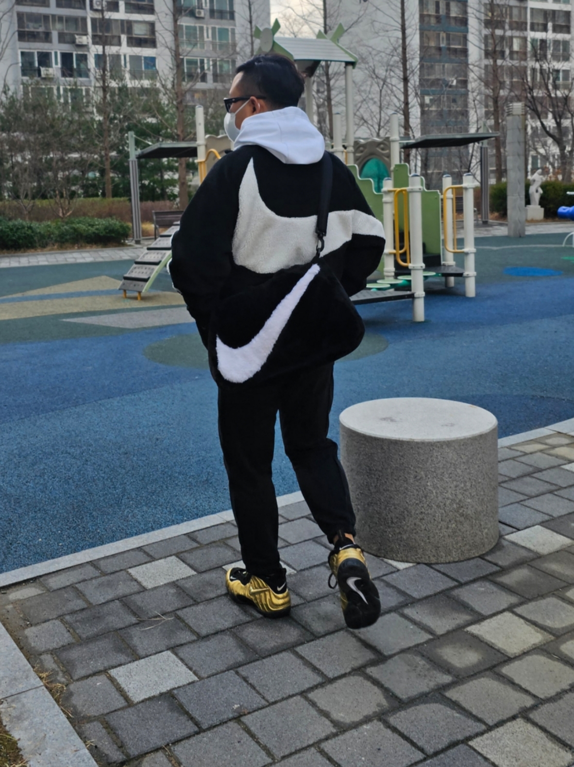 Nike Air Foamposite Pro Metallic Gold 착용 스타일