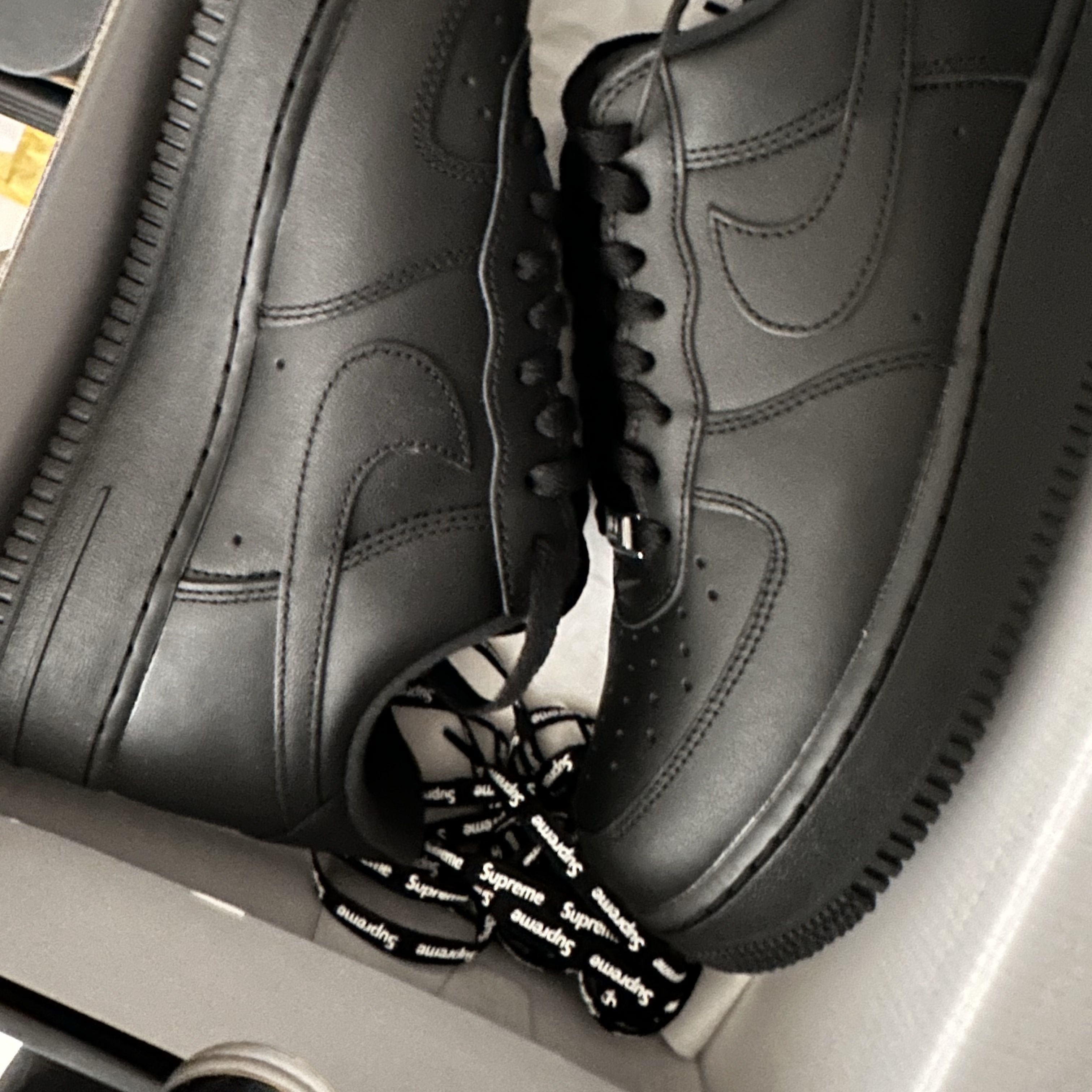 Nike x Supreme Air Force 1 Low Black 착용 스타일 - 2