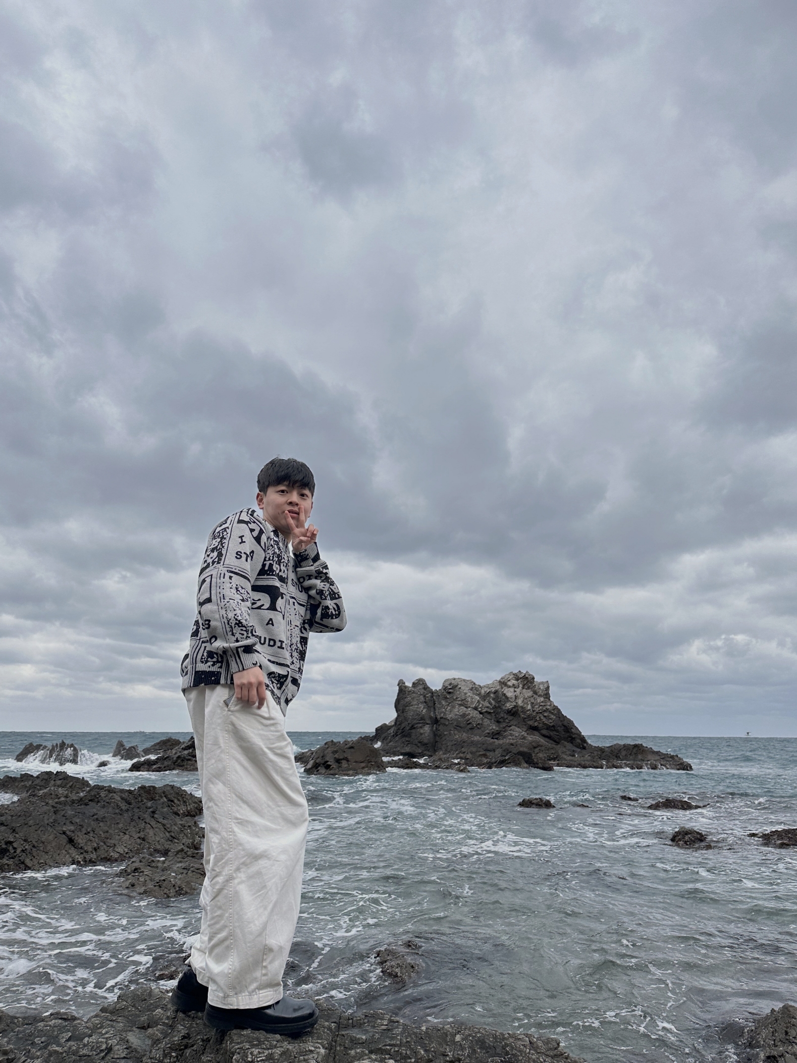 IAB Studio x Obey Faded Posters Sweater Grey Multi 착용 스타일 - 2