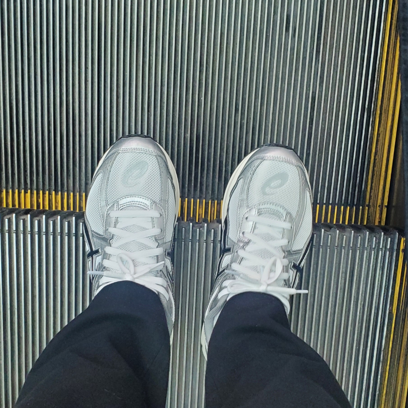 Asics Jog 100 S White Black - 2E Wide 착용 스타일