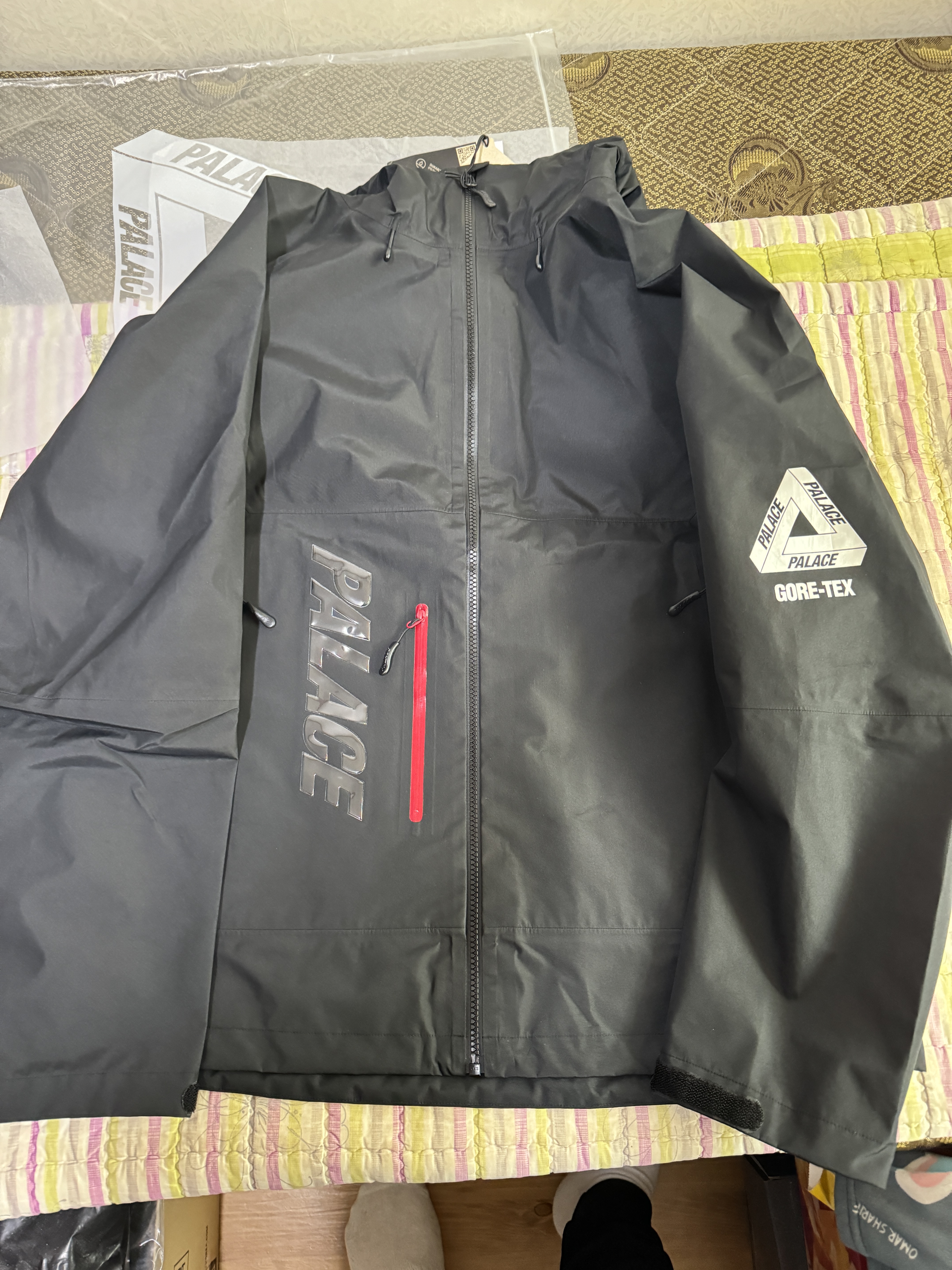 Palace Gore-Tex 3L Jacket Black - 24SS 착용 스타일