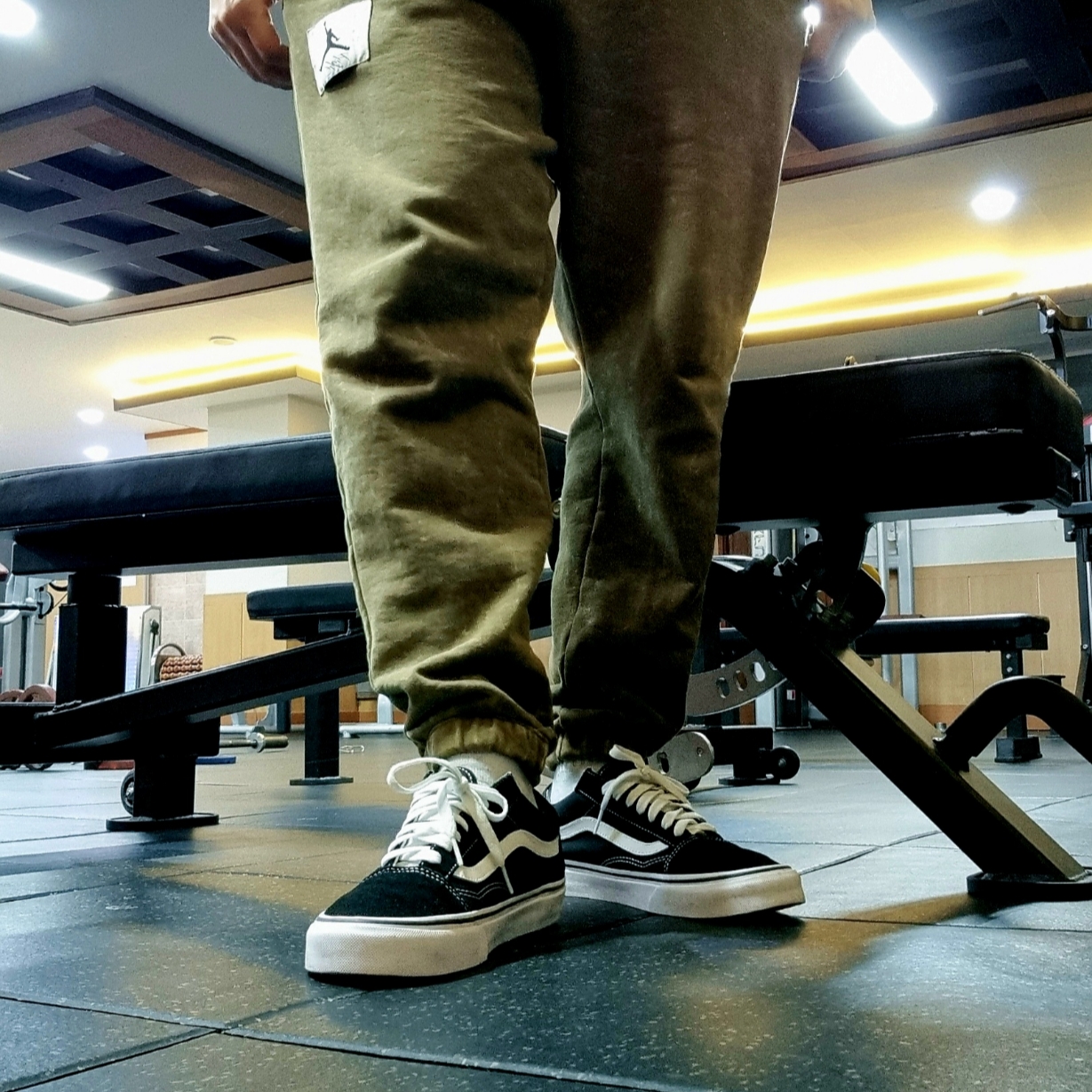 Vans Vault OG Old Skool LX Black, Jordan Essential Statement Fleece Pants Light Olive - Asia 착용 스타일 - 2