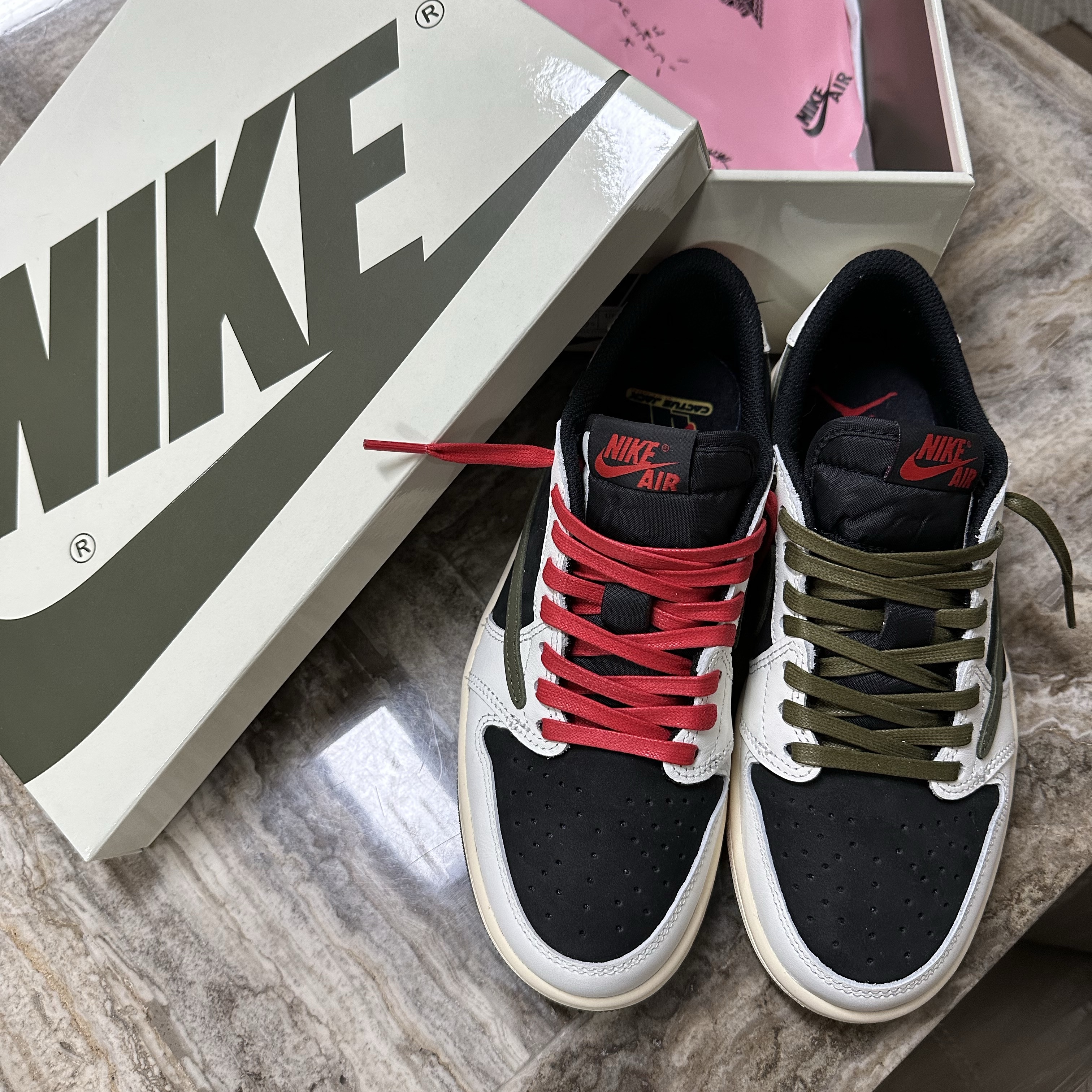(W) Jordan 1 x Travis Scott Retro Low OG SP Medium Olive, Jordan 1 x Travis Scott Retro Low OG SP Sail and Ridgerock 착용 스타일 - 4