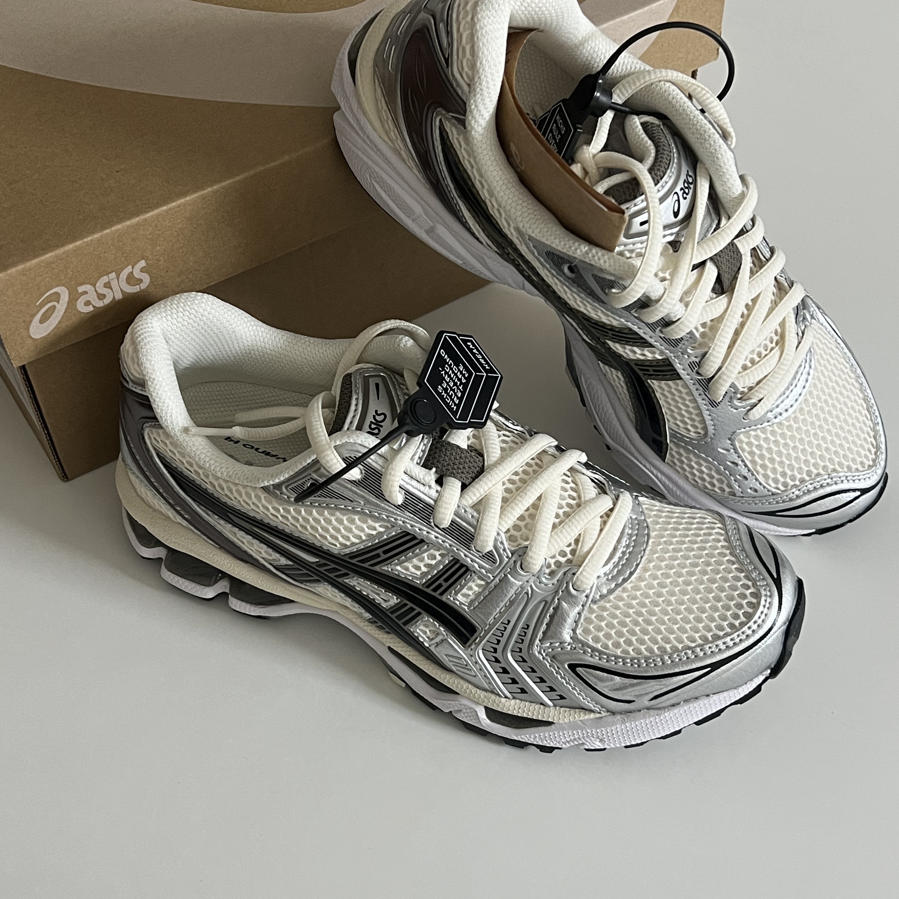 Asics Gel-Kayano 14 Cream Black 착용 스타일 - 1