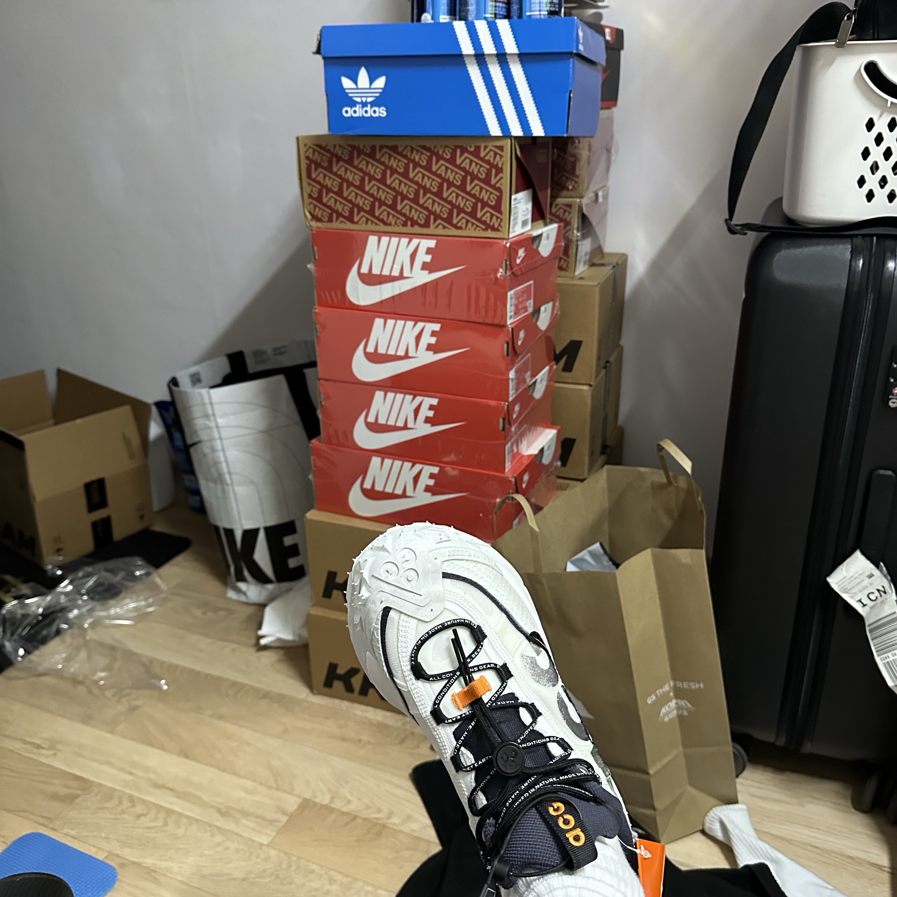 Nike ACG Mountain Fly 2 Low Summit White and Bright Mandarin 착용 스타일 - 3